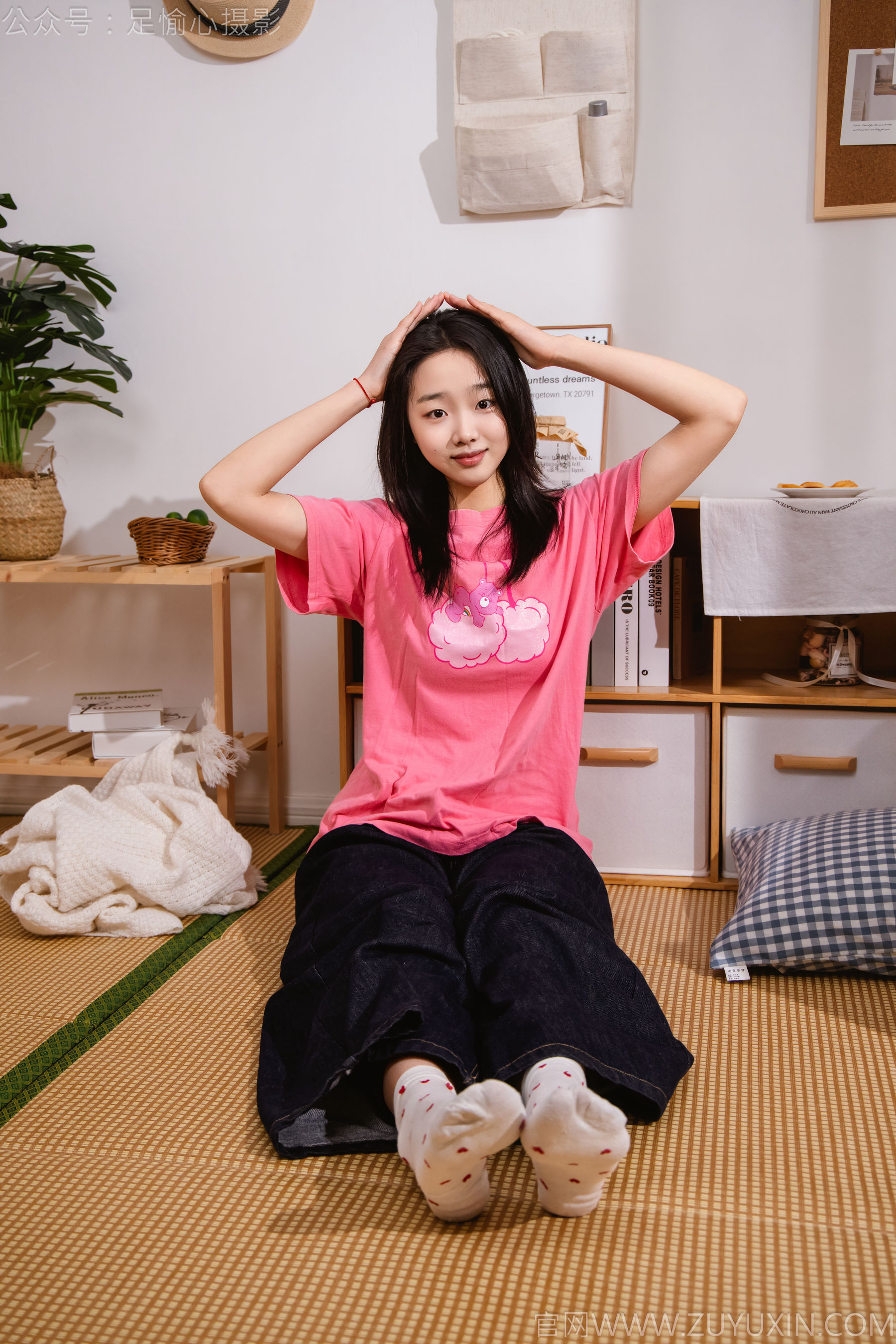 足愉心 No.018 奶芙 （搭配：粉色T恤、牛仔长裤、运动鞋、白色棉袜、裸足）/(110P)