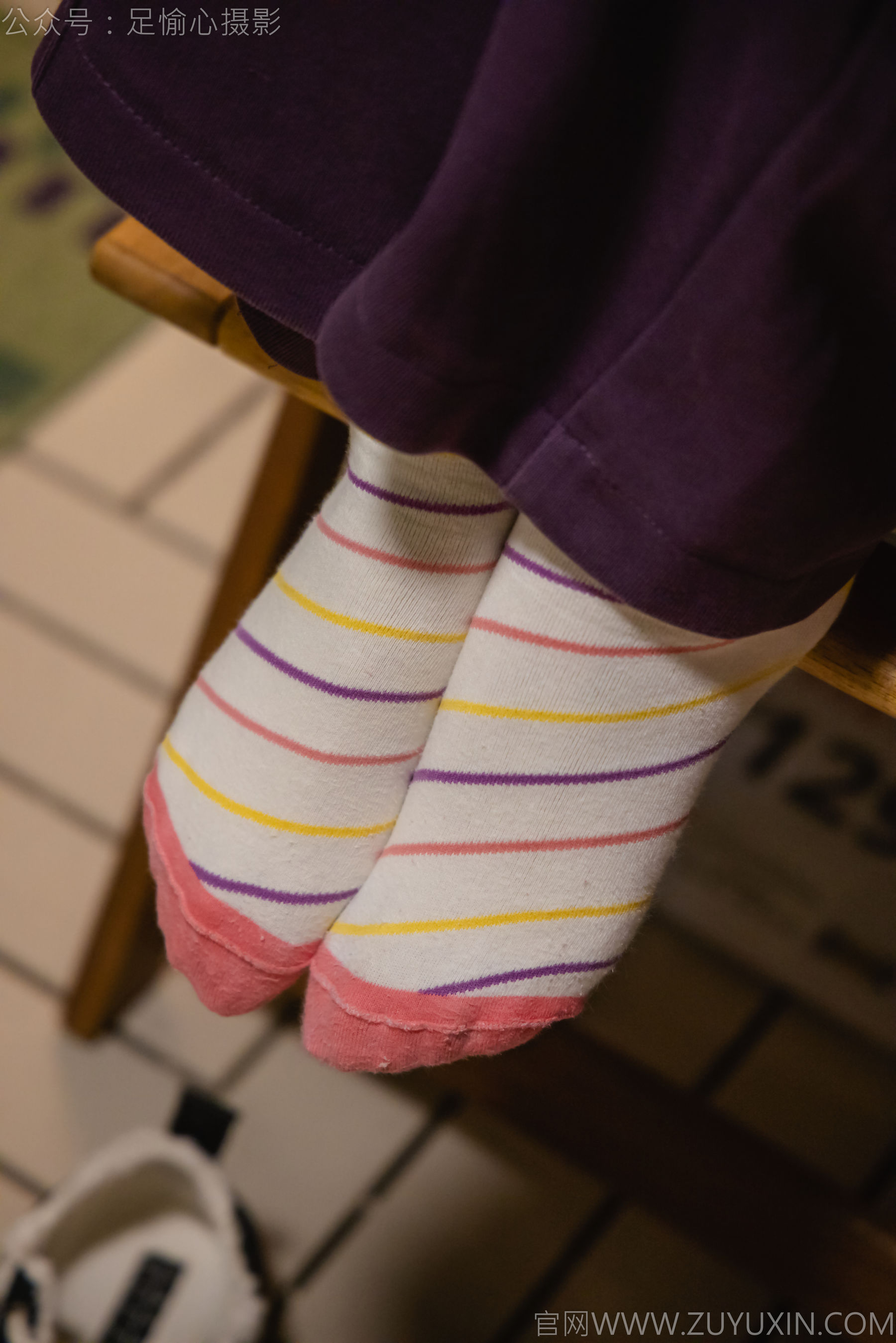 足愉心 No.016 软软 （搭配：灰色线套、紫色长裤、帆布鞋、卡通棉袜、裸足）/(110P)