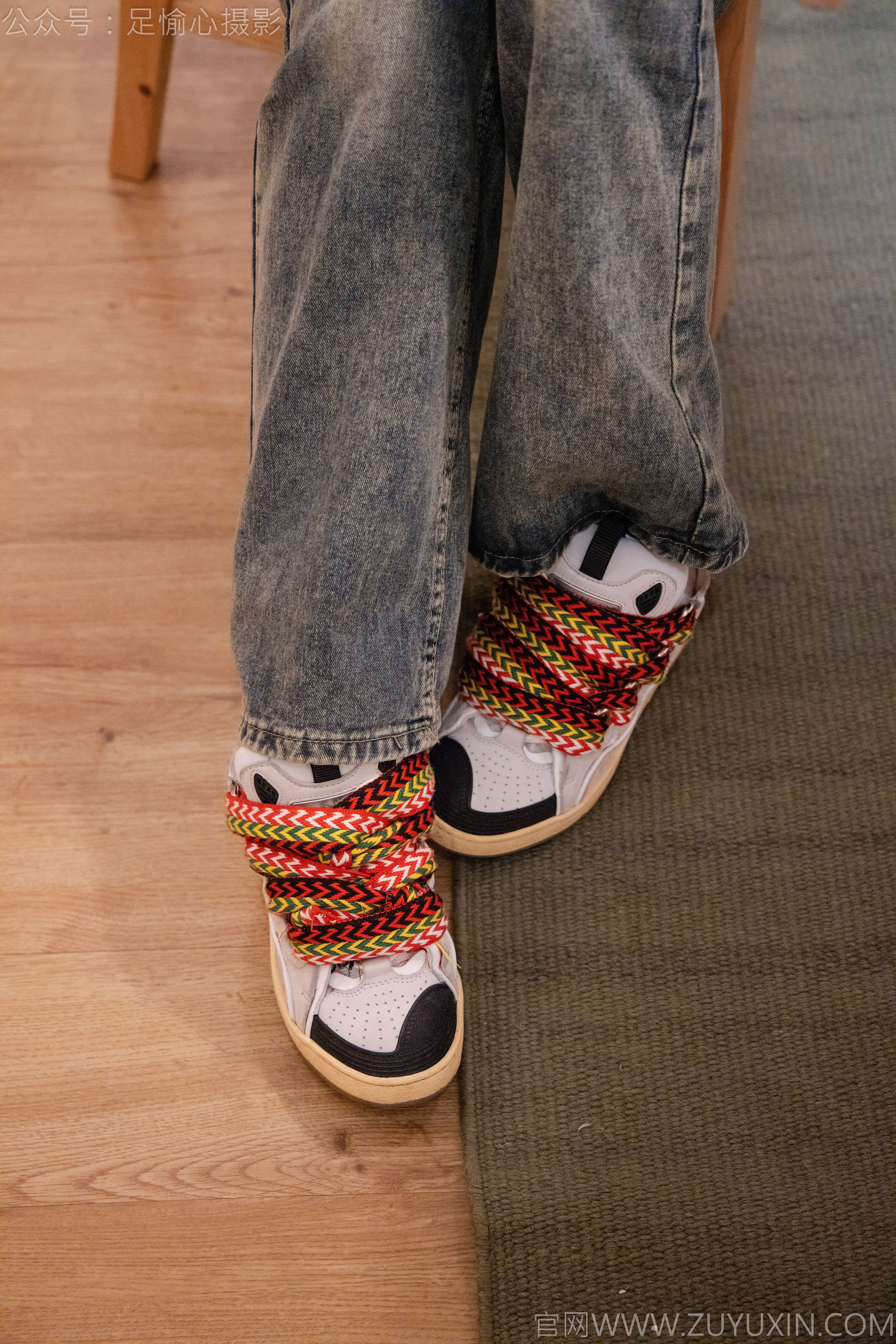 足愉心 No.021 心凌 （搭配：红色吊带、牛仔长裤、宽松板鞋、白色棉袜、裸足）/(125P)