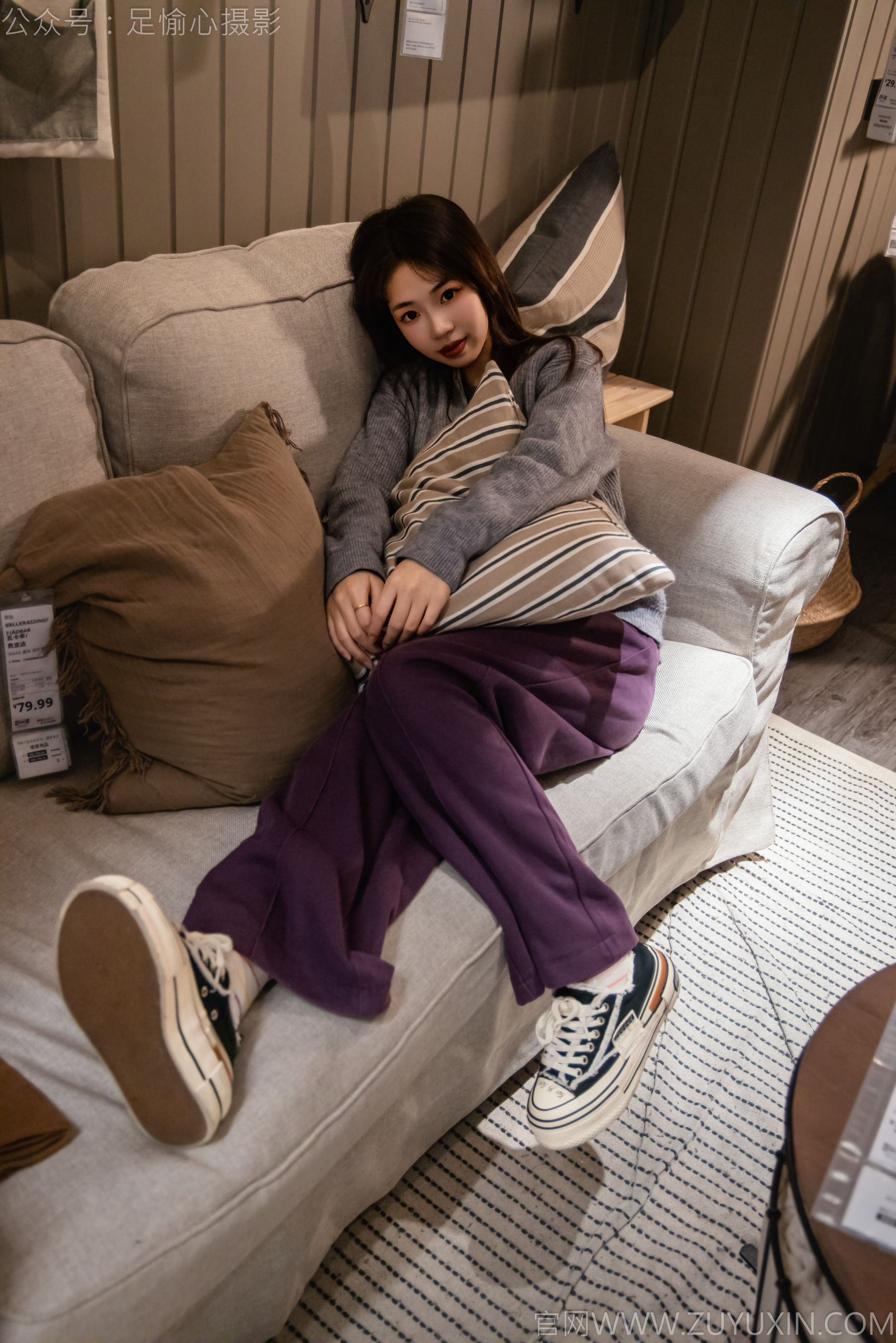 足愉心 No.016 软软 （搭配：灰色线套、紫色长裤、帆布鞋、卡通棉袜、裸足）/(110P)