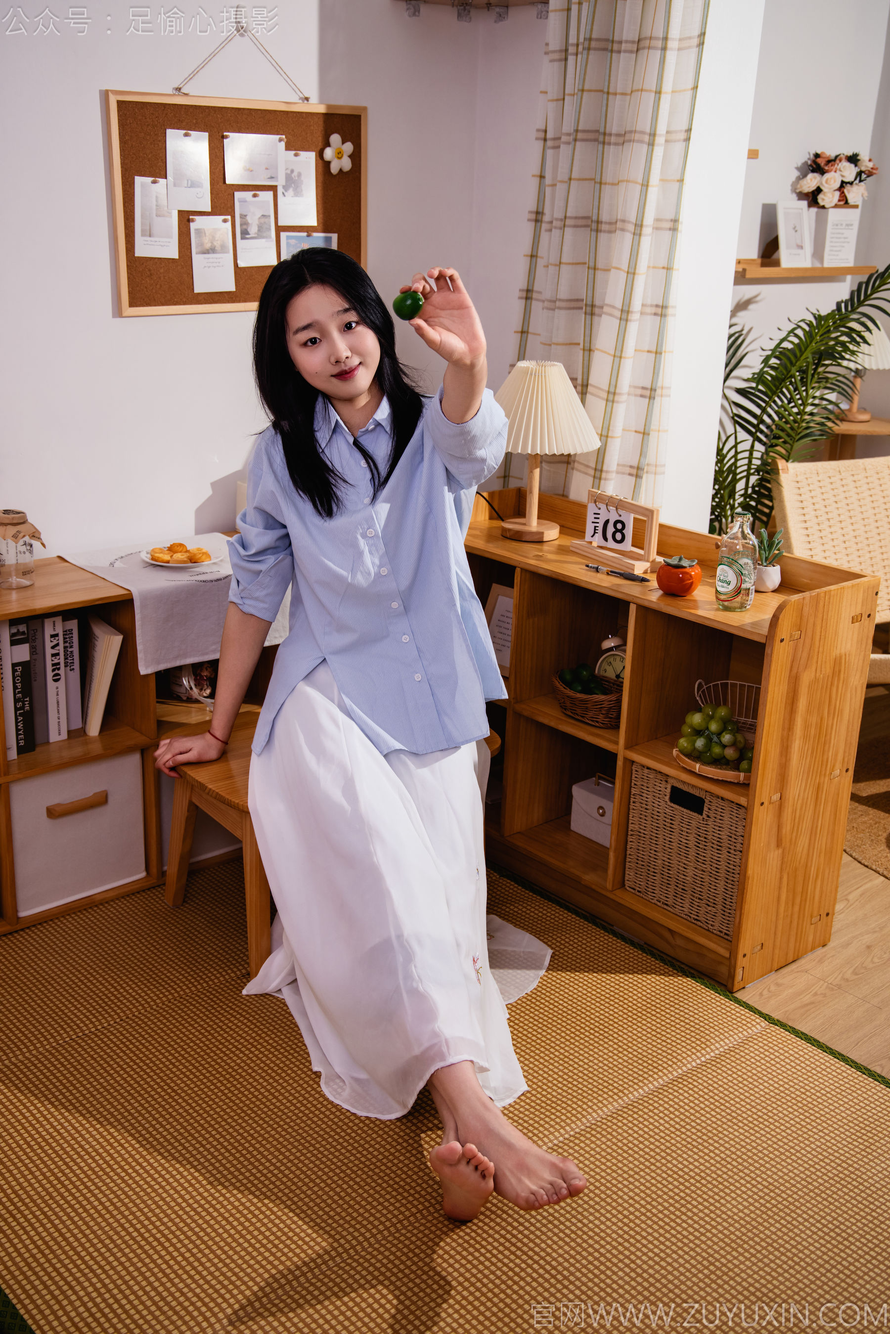 足愉心 No.023 奶芙 （搭配：蓝色衬衫、白色长裙、帆布鞋、白色棉袜、裸足）/(111P)