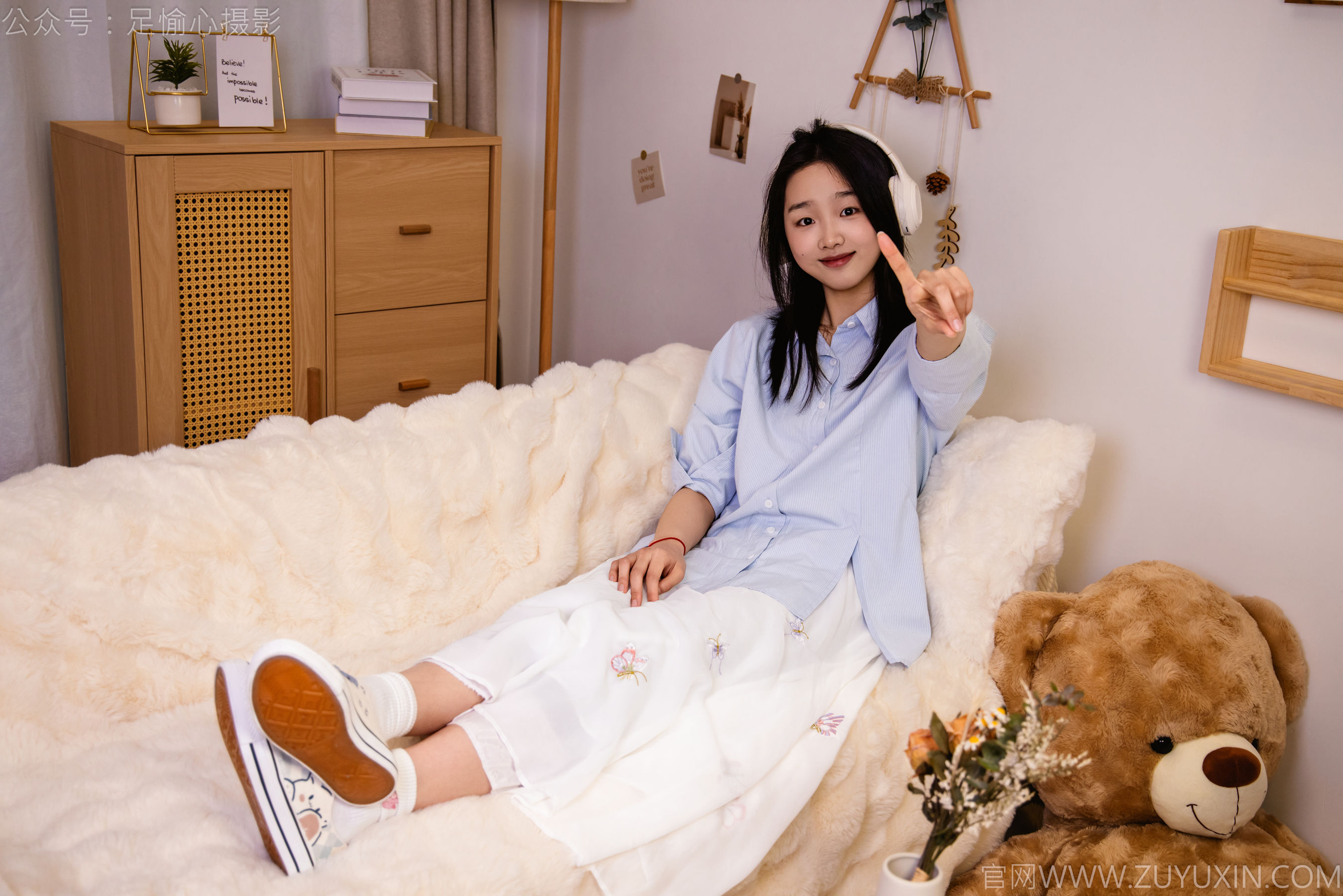 足愉心 No.023 奶芙 （搭配：蓝色衬衫、白色长裙、帆布鞋、白色棉袜、裸足）/(111P)