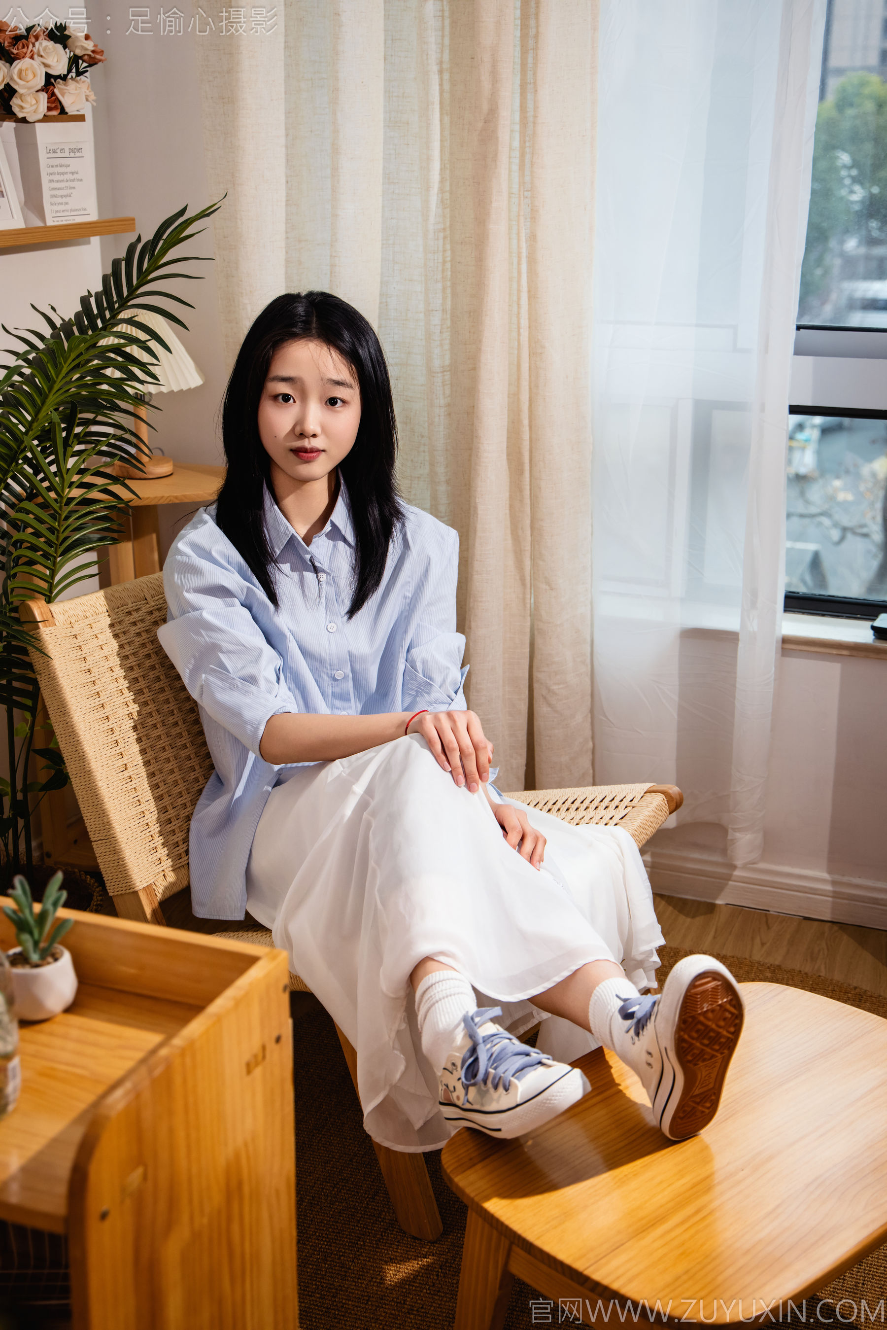 足愉心 No.023 奶芙 （搭配：蓝色衬衫、白色长裙、帆布鞋、白色棉袜、裸足）/(111P)