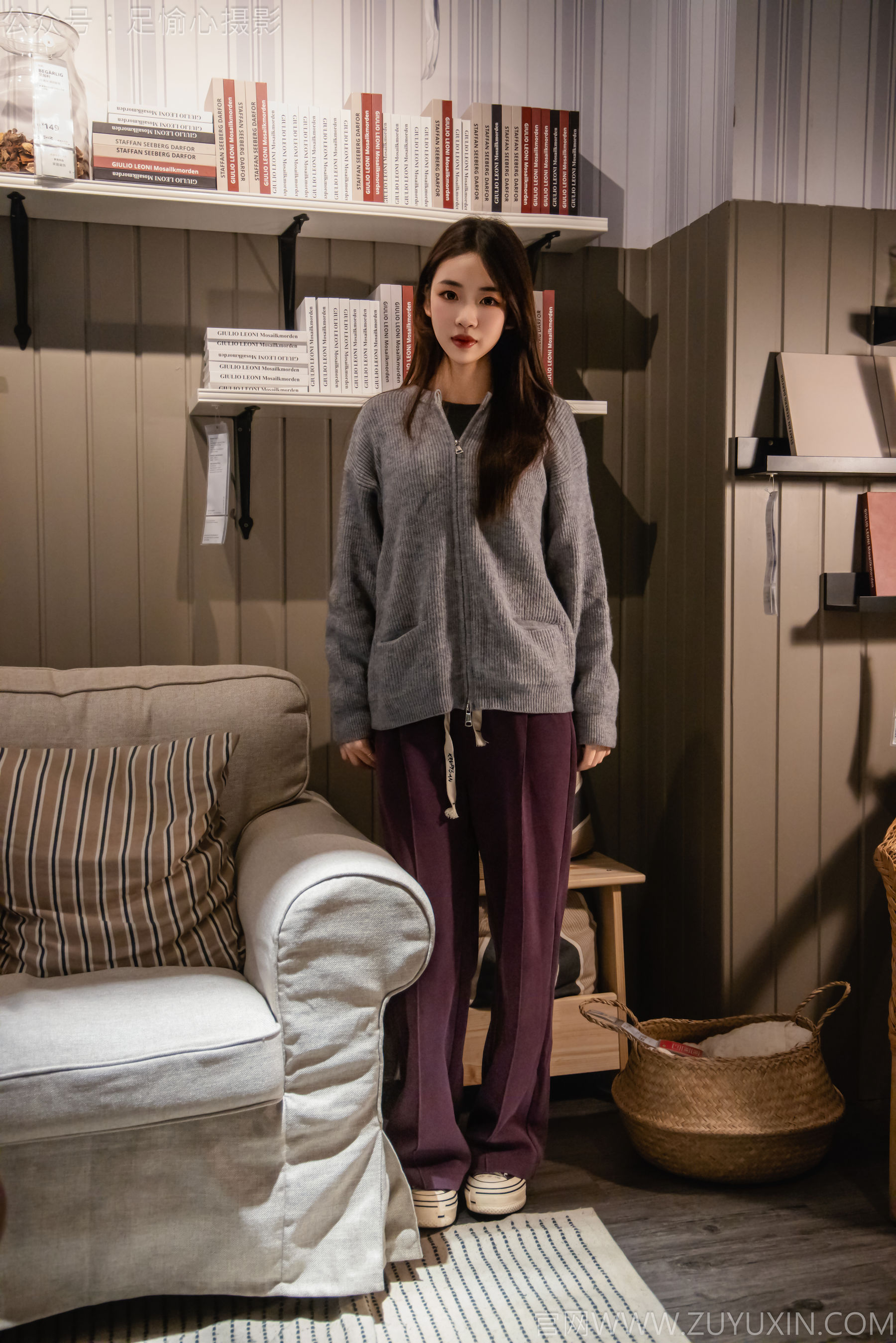 足愉心 No.016 软软 （搭配：灰色线套、紫色长裤、帆布鞋、卡通棉袜、裸足）/(110P)