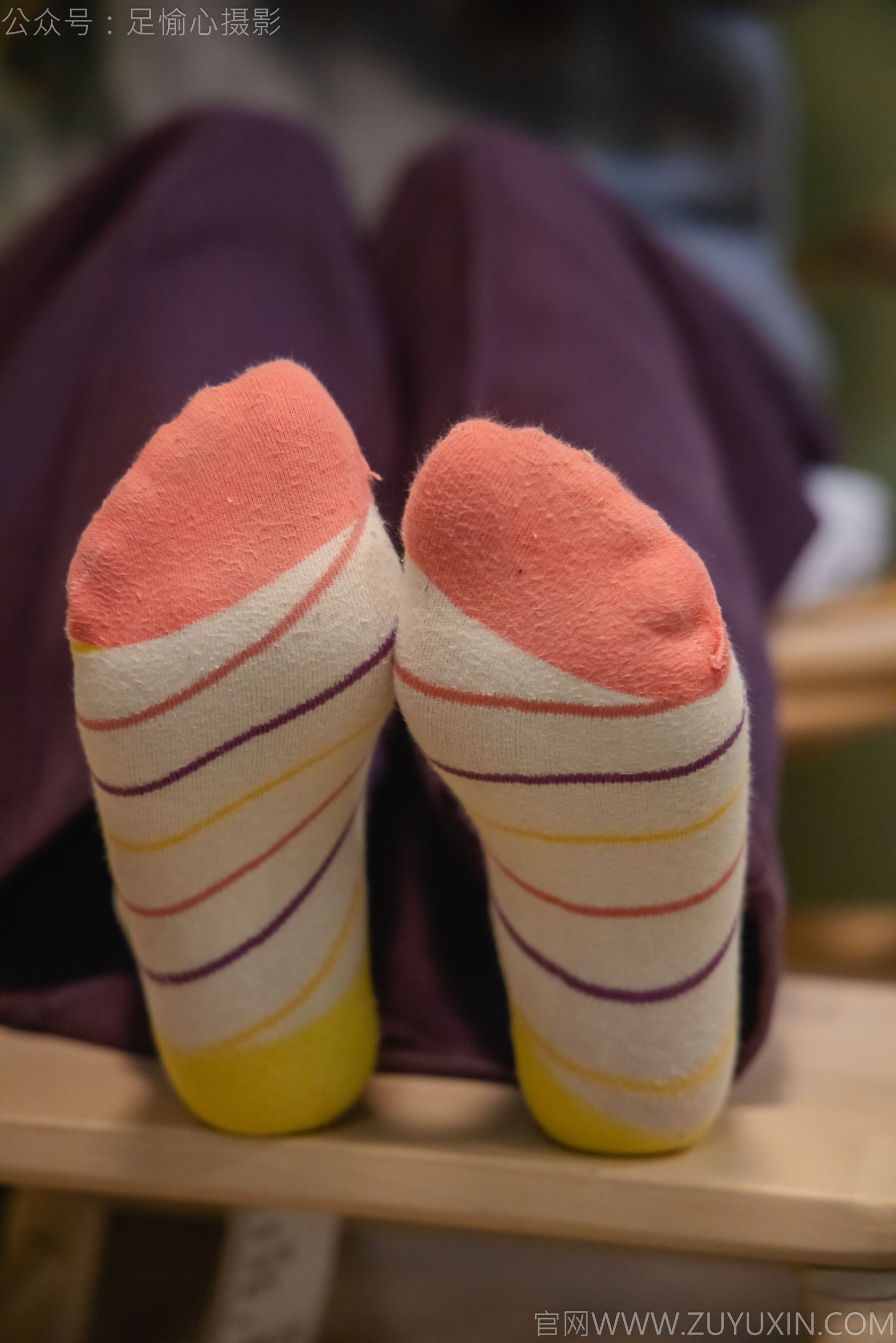 足愉心 No.016 软软 （搭配：灰色线套、紫色长裤、帆布鞋、卡通棉袜、裸足）/(110P)