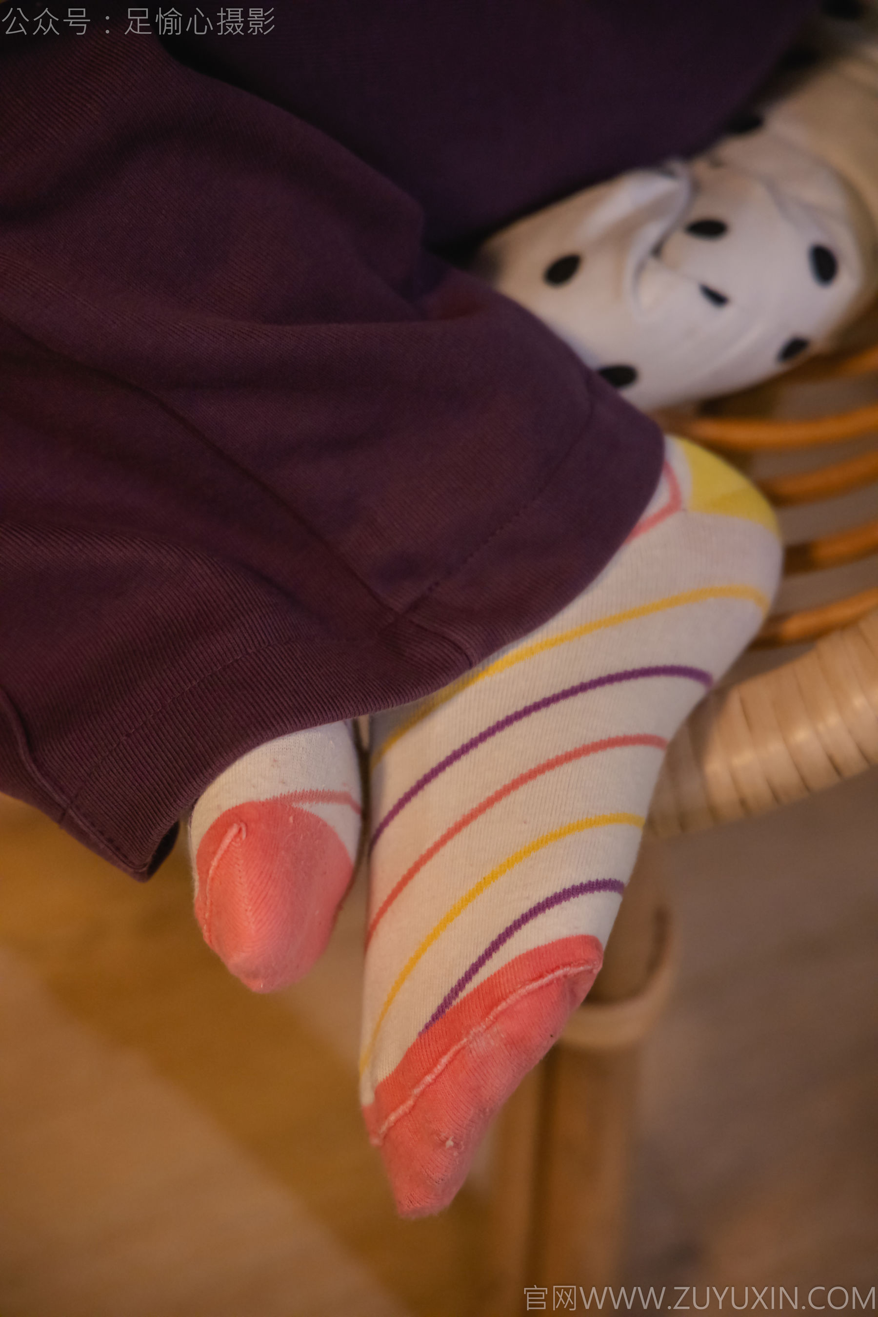 足愉心 No.016 软软 （搭配：灰色线套、紫色长裤、帆布鞋、卡通棉袜、裸足）/(110P)