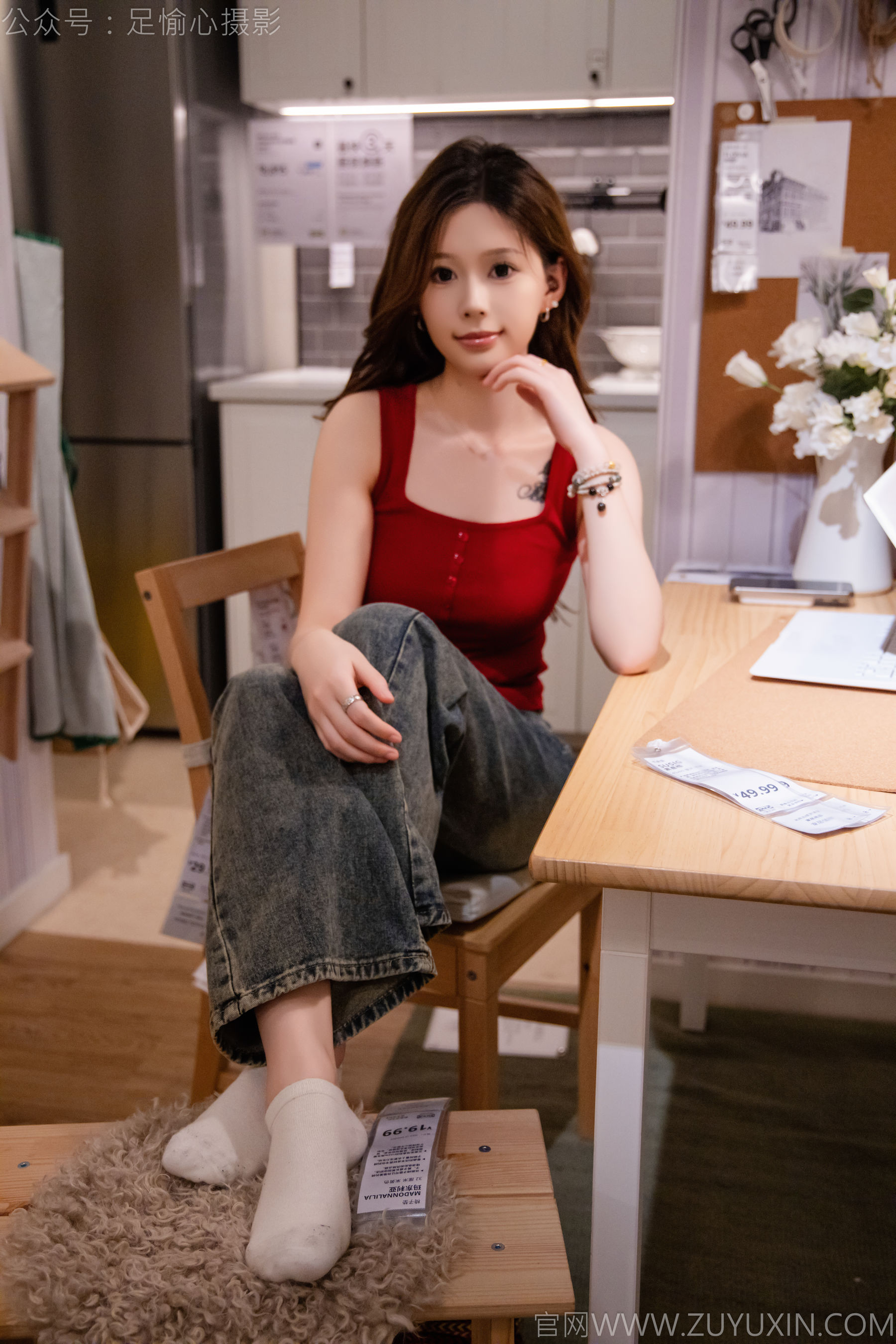 足愉心 No.021 心凌 （搭配：红色吊带、牛仔长裤、宽松板鞋、白色棉袜、裸足）/(125P)