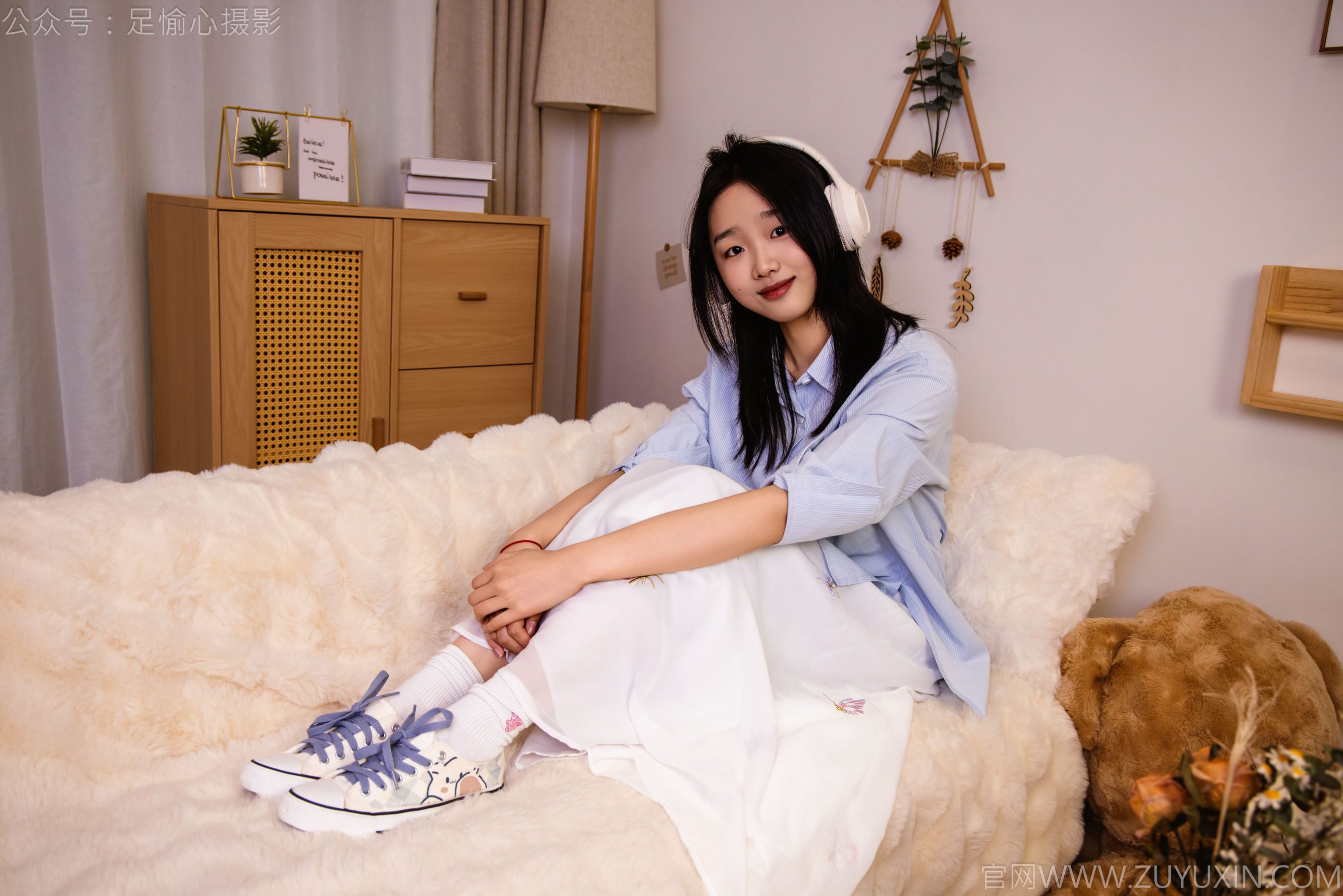 足愉心 No.023 奶芙 （搭配：蓝色衬衫、白色长裙、帆布鞋、白色棉袜、裸足）/(111P)