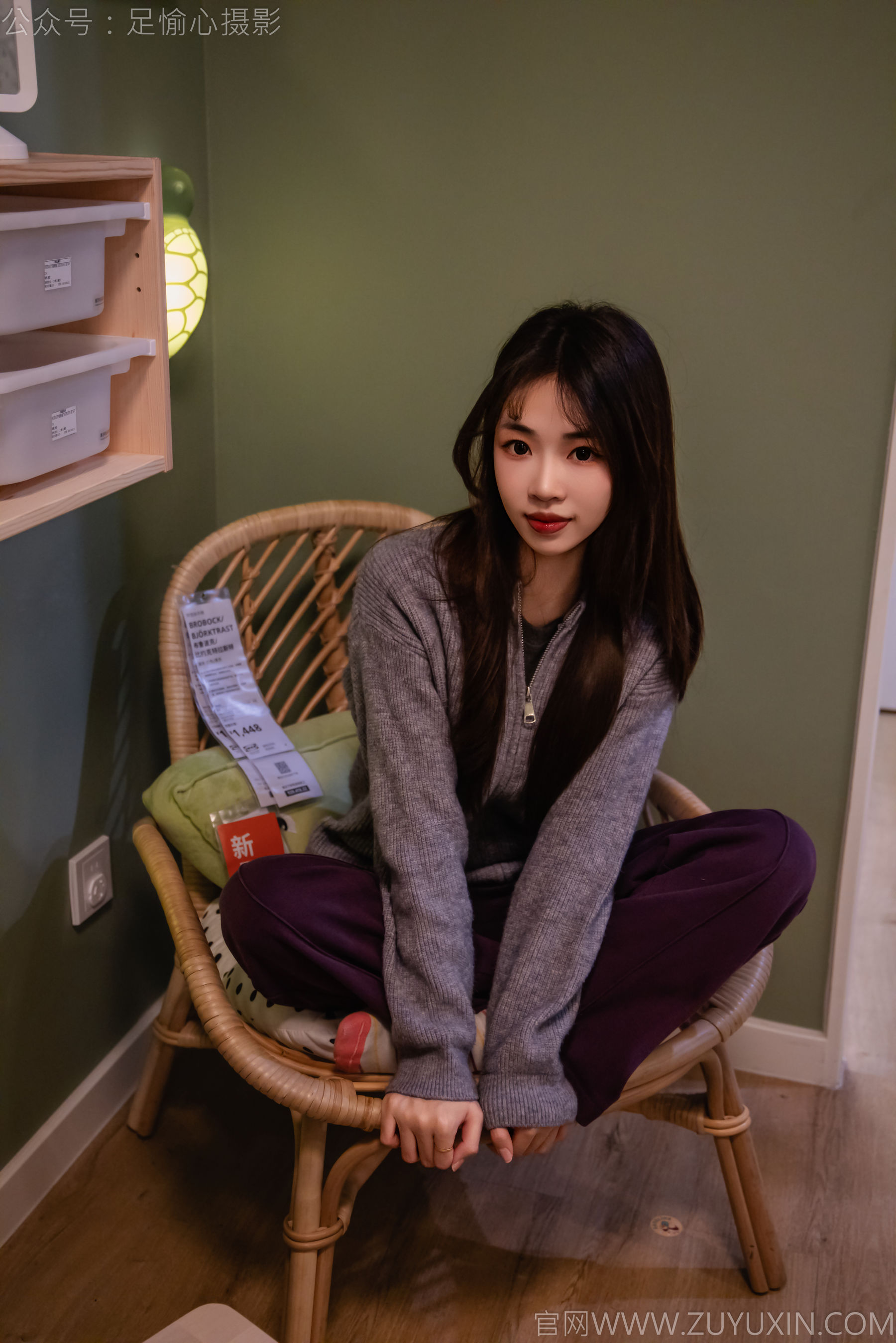 足愉心 No.016 软软 （搭配：灰色线套、紫色长裤、帆布鞋、卡通棉袜、裸足）/(110P)