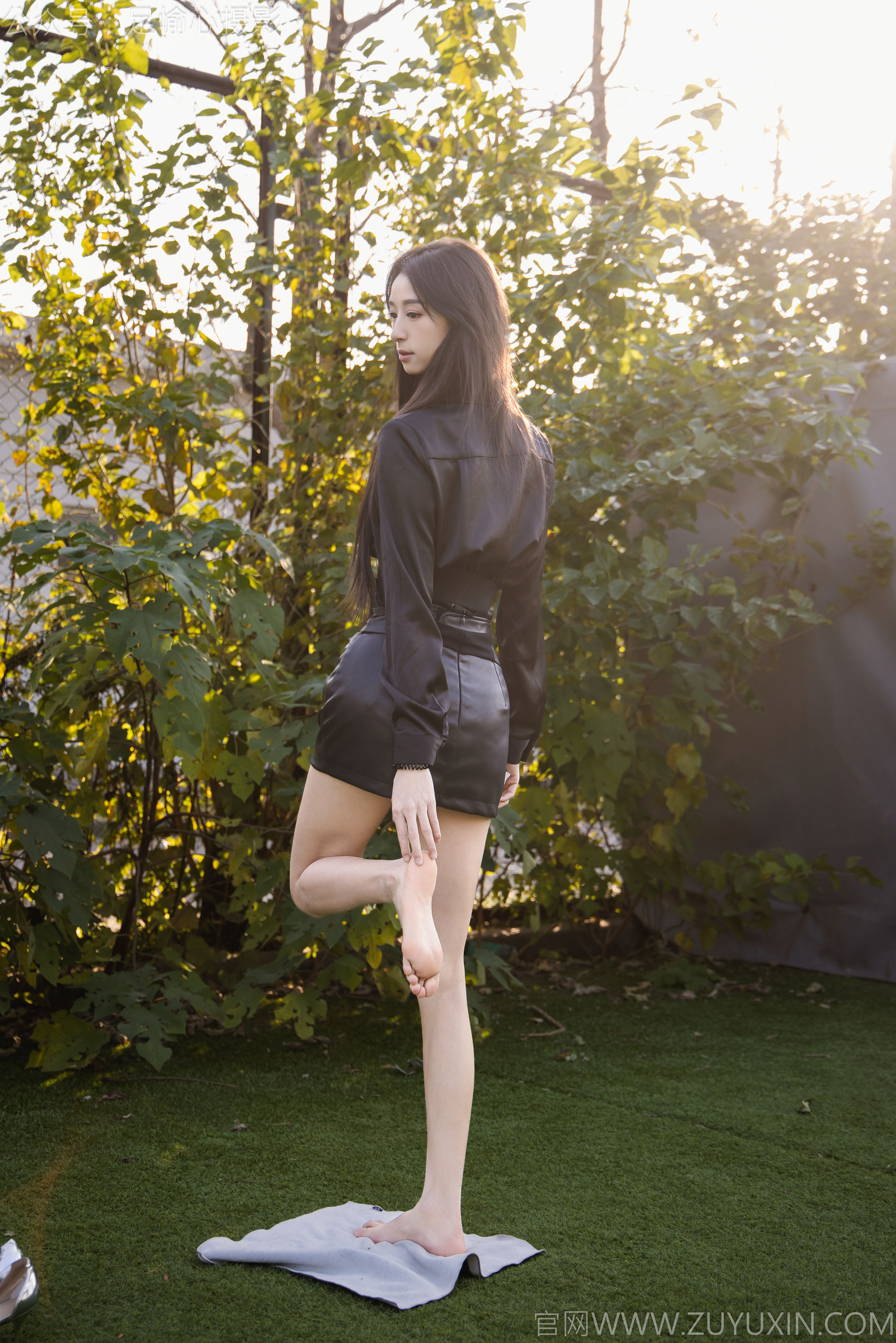 足愉心 No.020 云悦 （搭配：黑色衬衫、皮裙、高跟鞋、裸足）/(120P)