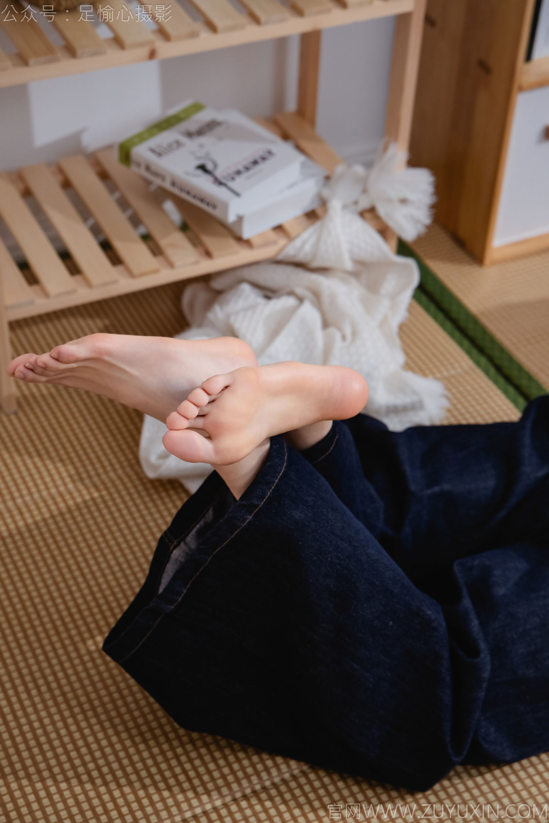 足愉心 No.018 奶芙 （搭配：粉色T恤、牛仔长裤、运动鞋、白色棉袜、裸足）/(110P)