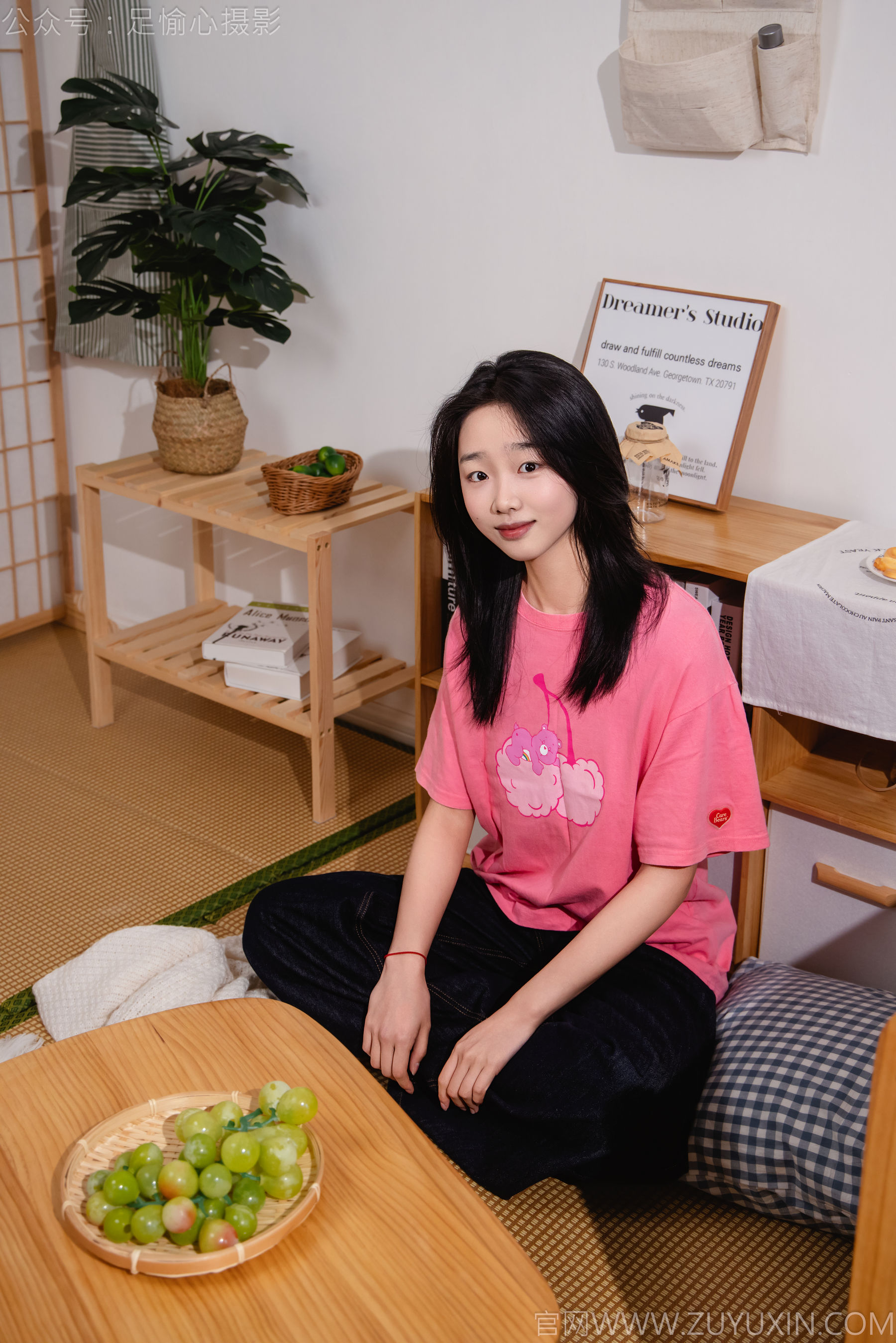 足愉心 No.018 奶芙 （搭配：粉色T恤、牛仔长裤、运动鞋、白色棉袜、裸足）/(110P)