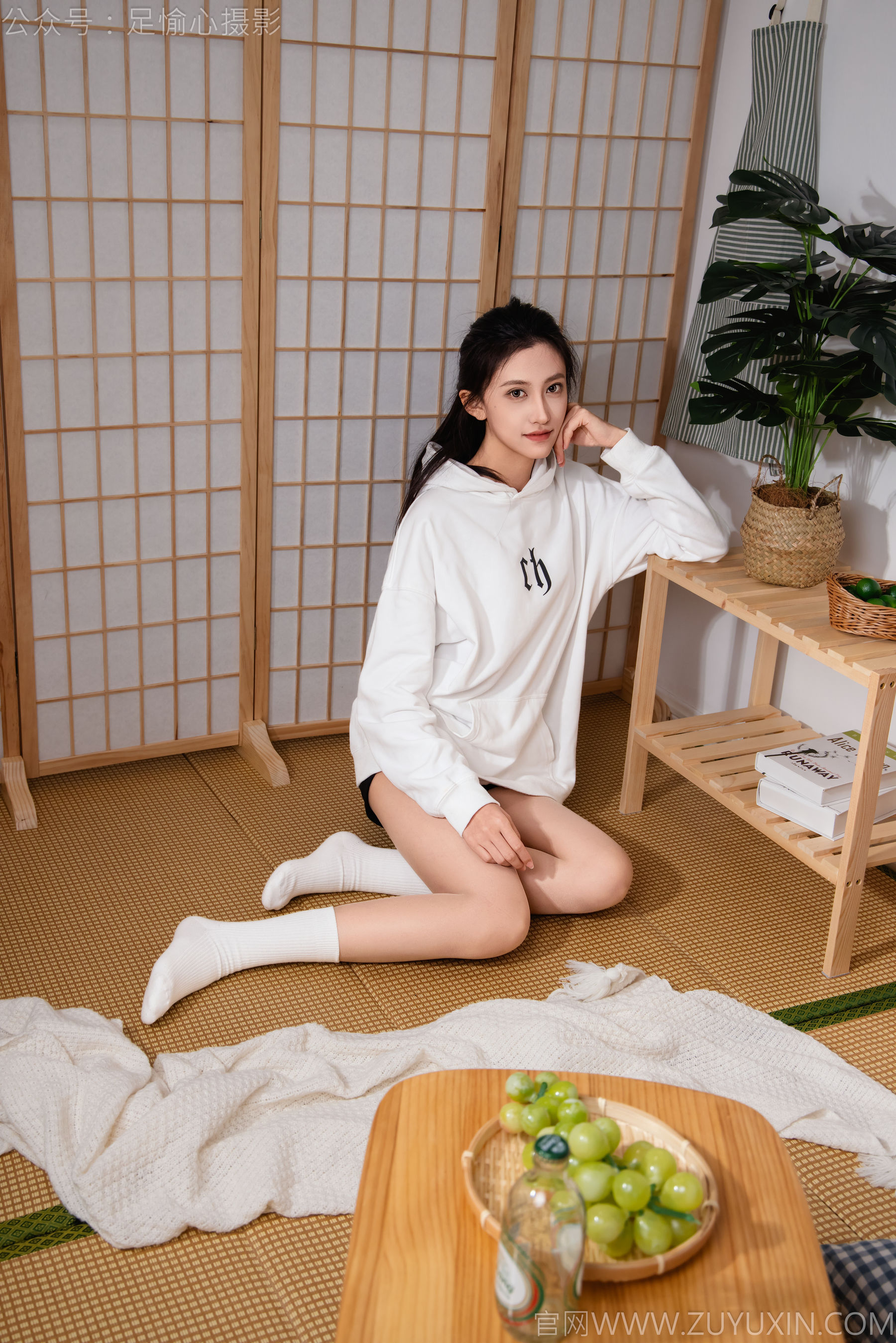 足愉心 No.022 可乐 （搭配：白色卫衣、黑色打底裤、运动鞋、肉丝色袜、白色长筒棉袜）/(110P)