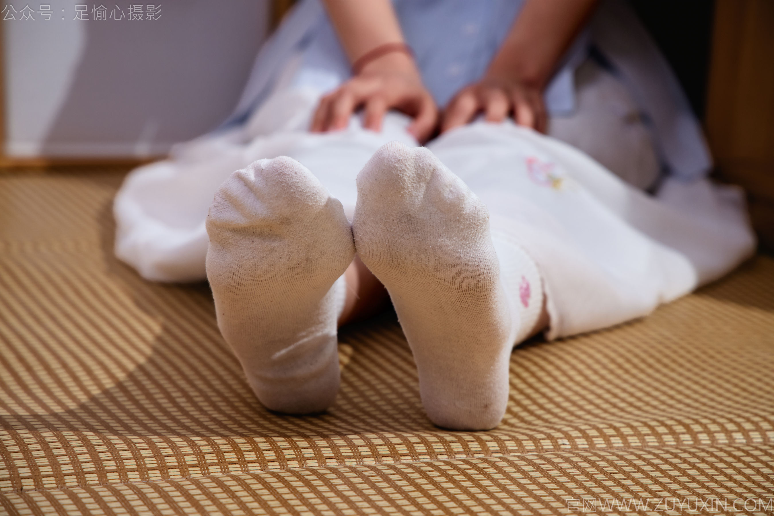 足愉心 No.023 奶芙 （搭配：蓝色衬衫、白色长裙、帆布鞋、白色棉袜、裸足）/(111P)