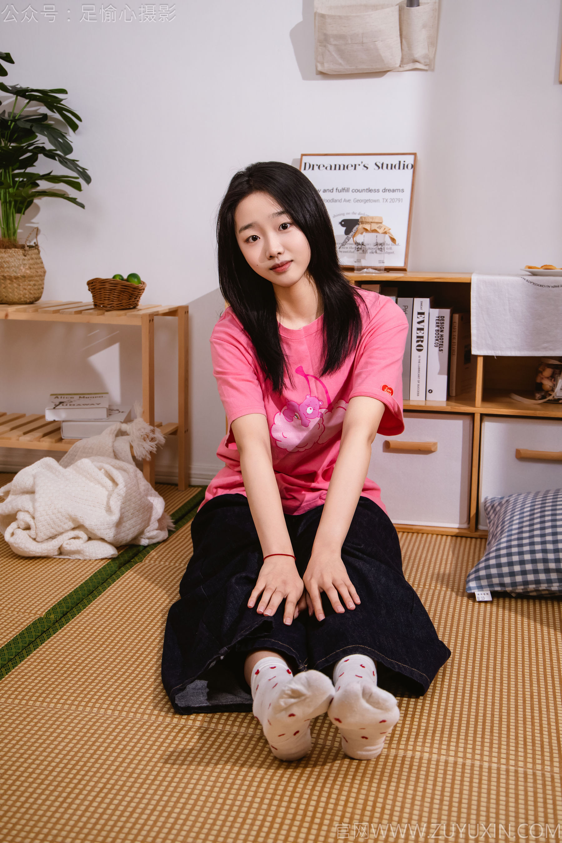 足愉心 No.018 奶芙 （搭配：粉色T恤、牛仔长裤、运动鞋、白色棉袜、裸足）/(110P)