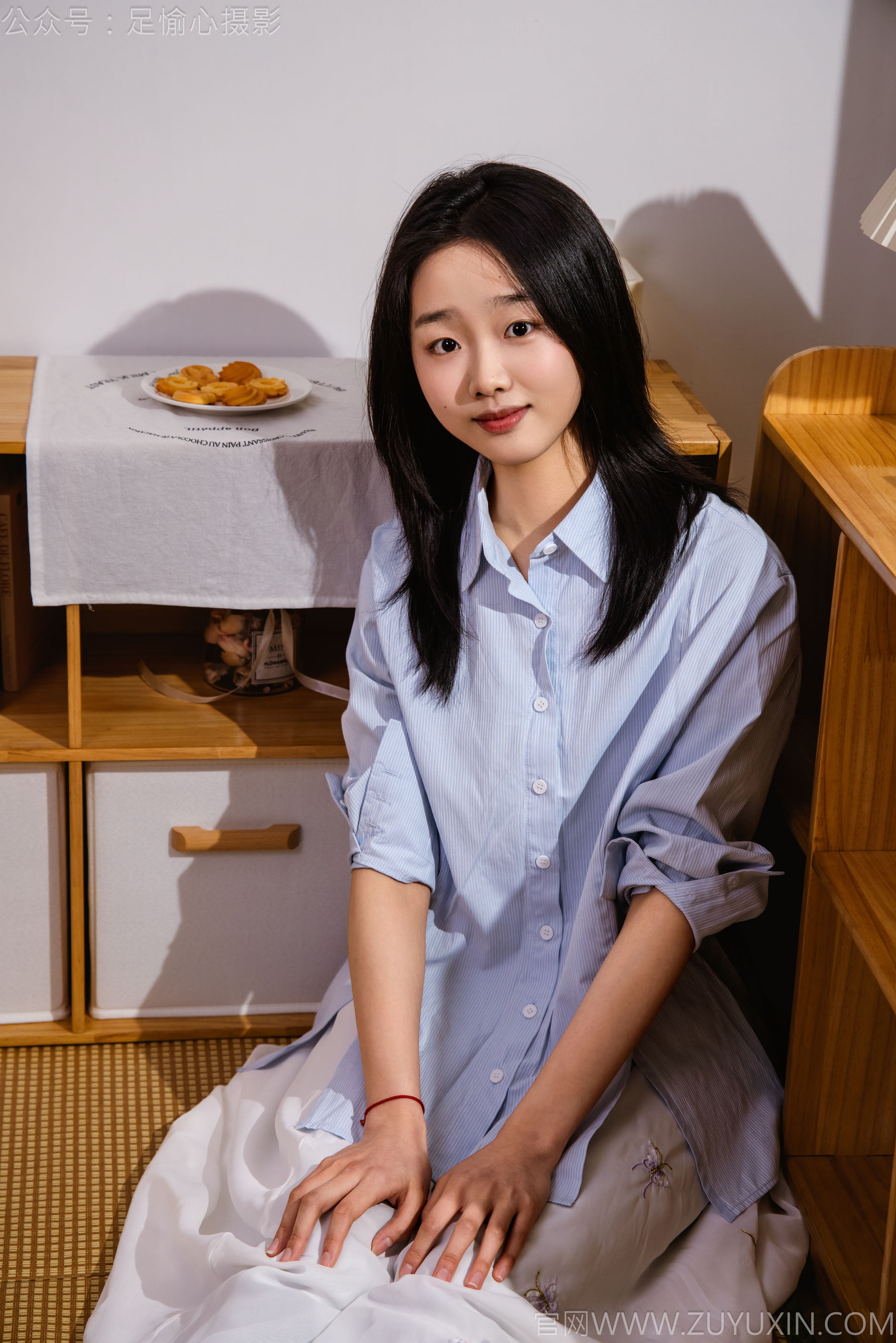 足愉心 No.023 奶芙 （搭配：蓝色衬衫、白色长裙、帆布鞋、白色棉袜、裸足）/(111P)