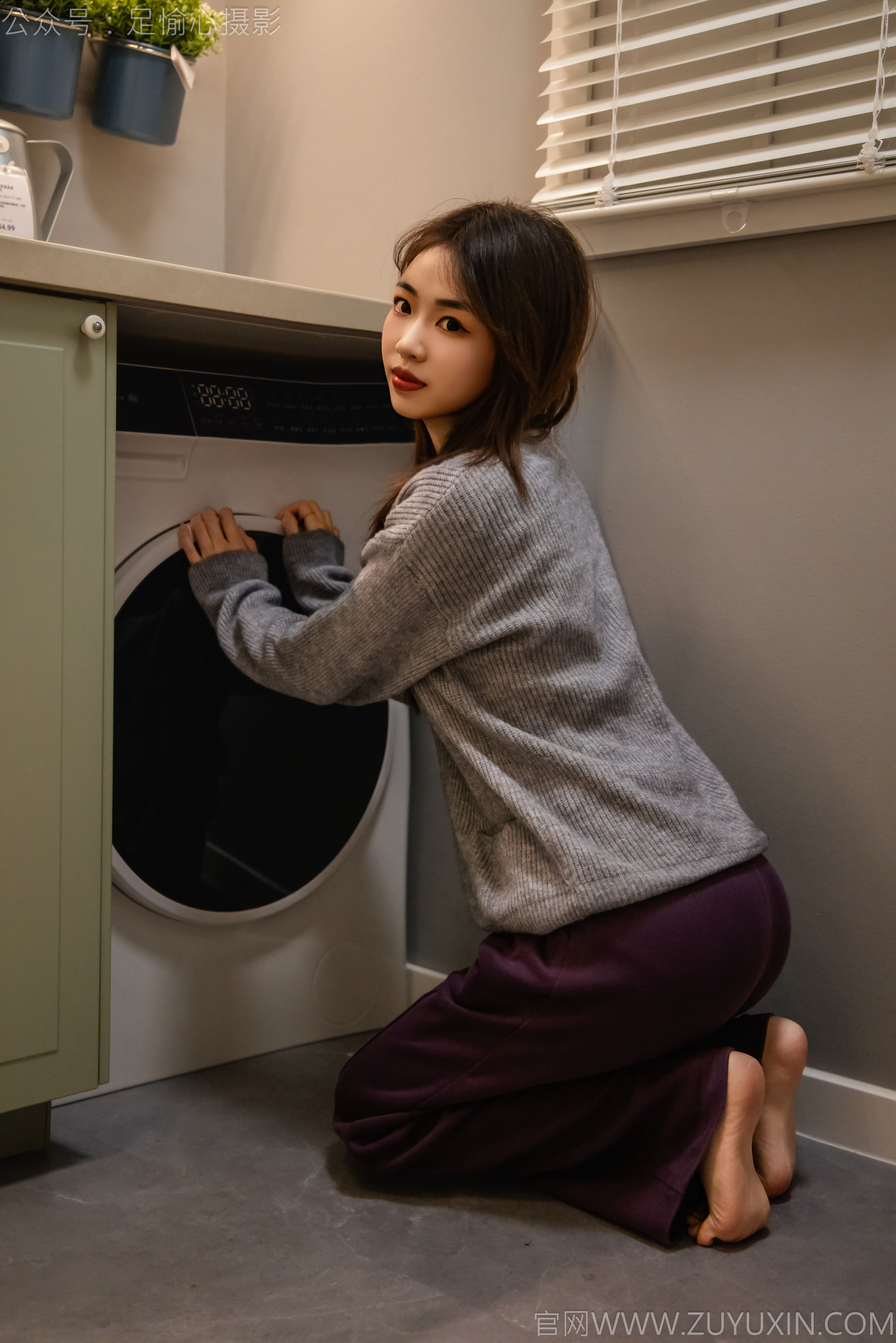 足愉心 No.016 软软 （搭配：灰色线套、紫色长裤、帆布鞋、卡通棉袜、裸足）/(110P)