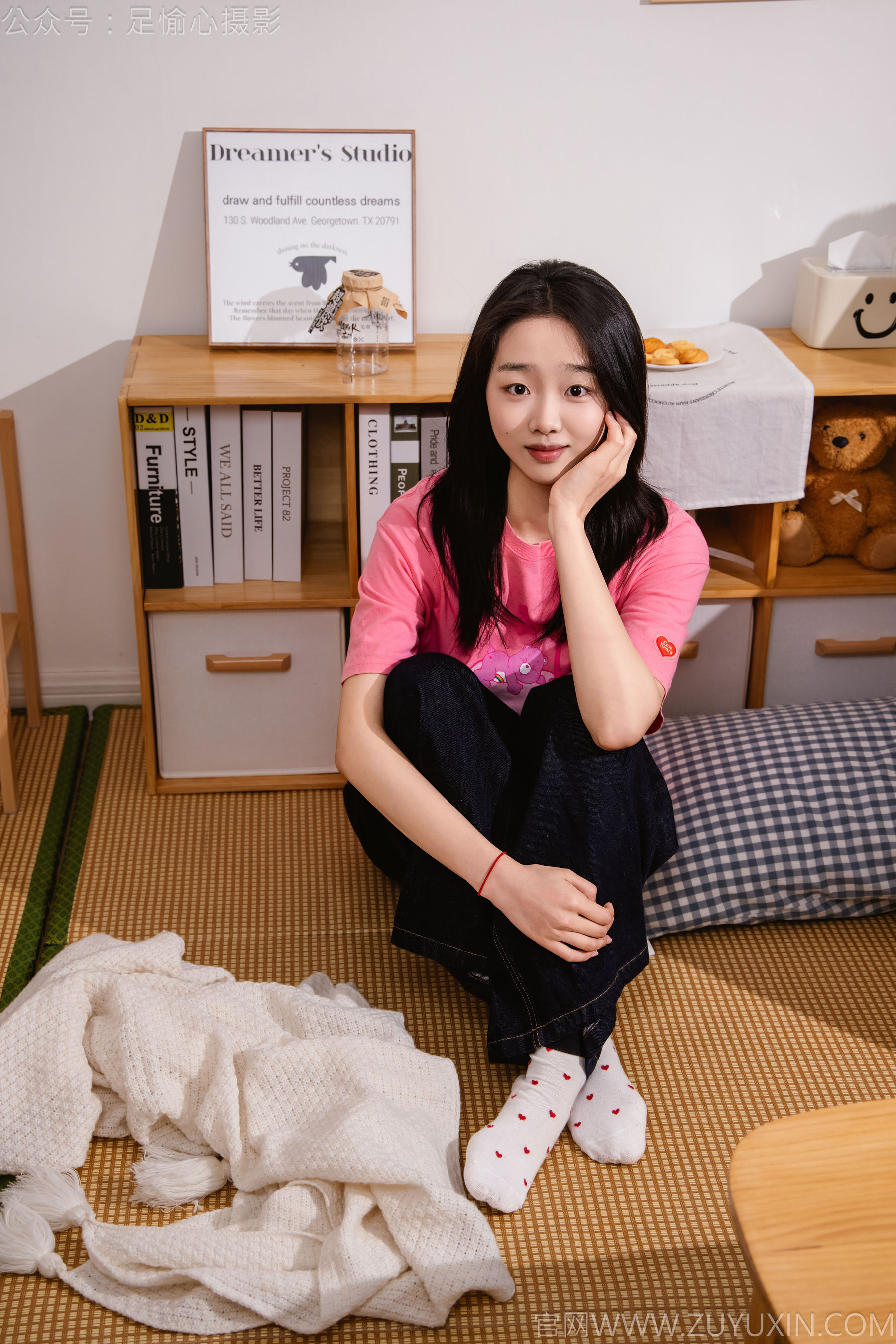 足愉心 No.018 奶芙 （搭配：粉色T恤、牛仔长裤、运动鞋、白色棉袜、裸足）/(110P)