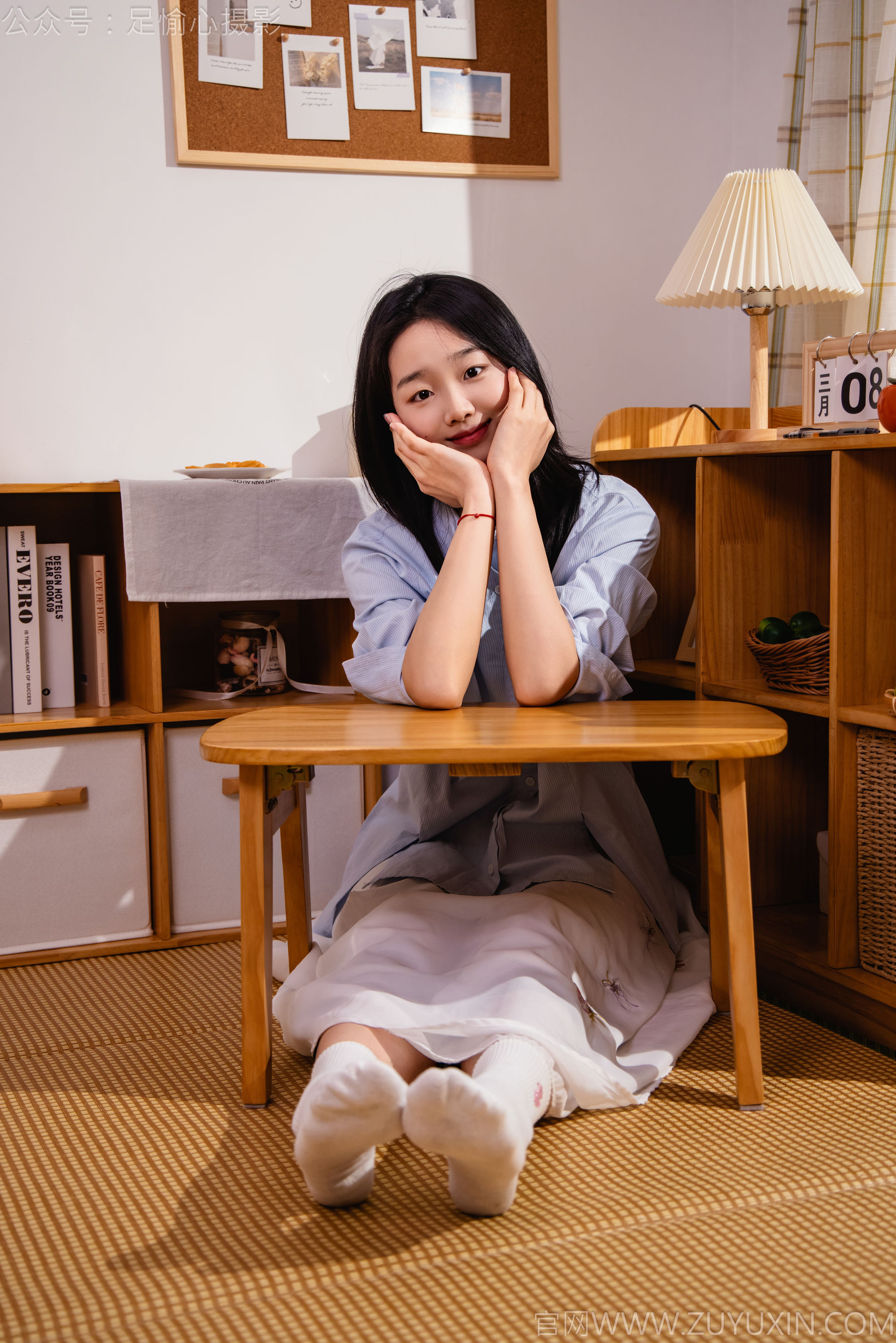 足愉心 No.023 奶芙 （搭配：蓝色衬衫、白色长裙、帆布鞋、白色棉袜、裸足）/(111P)