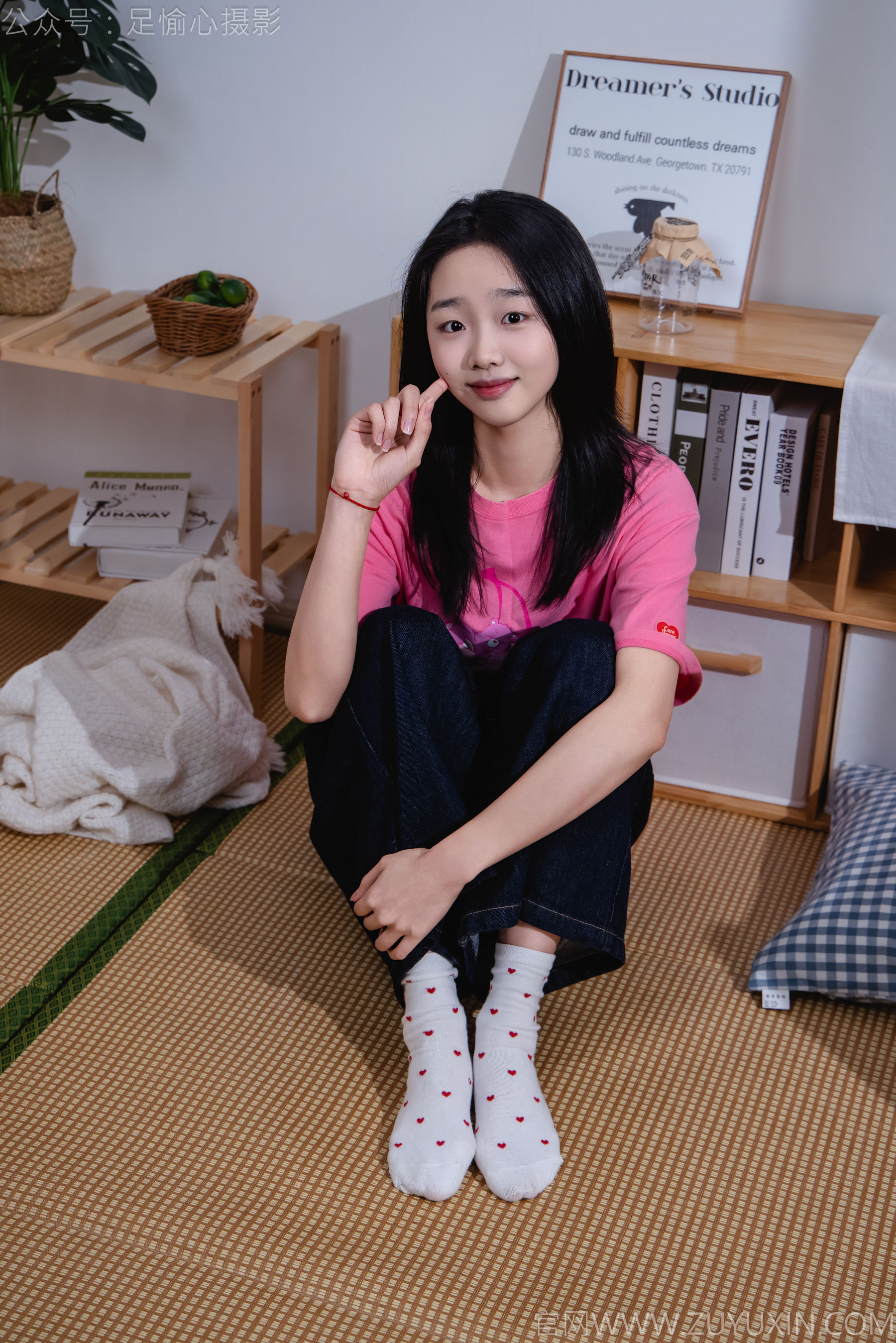 足愉心 No.018 奶芙 （搭配：粉色T恤、牛仔长裤、运动鞋、白色棉袜、裸足）/(110P)