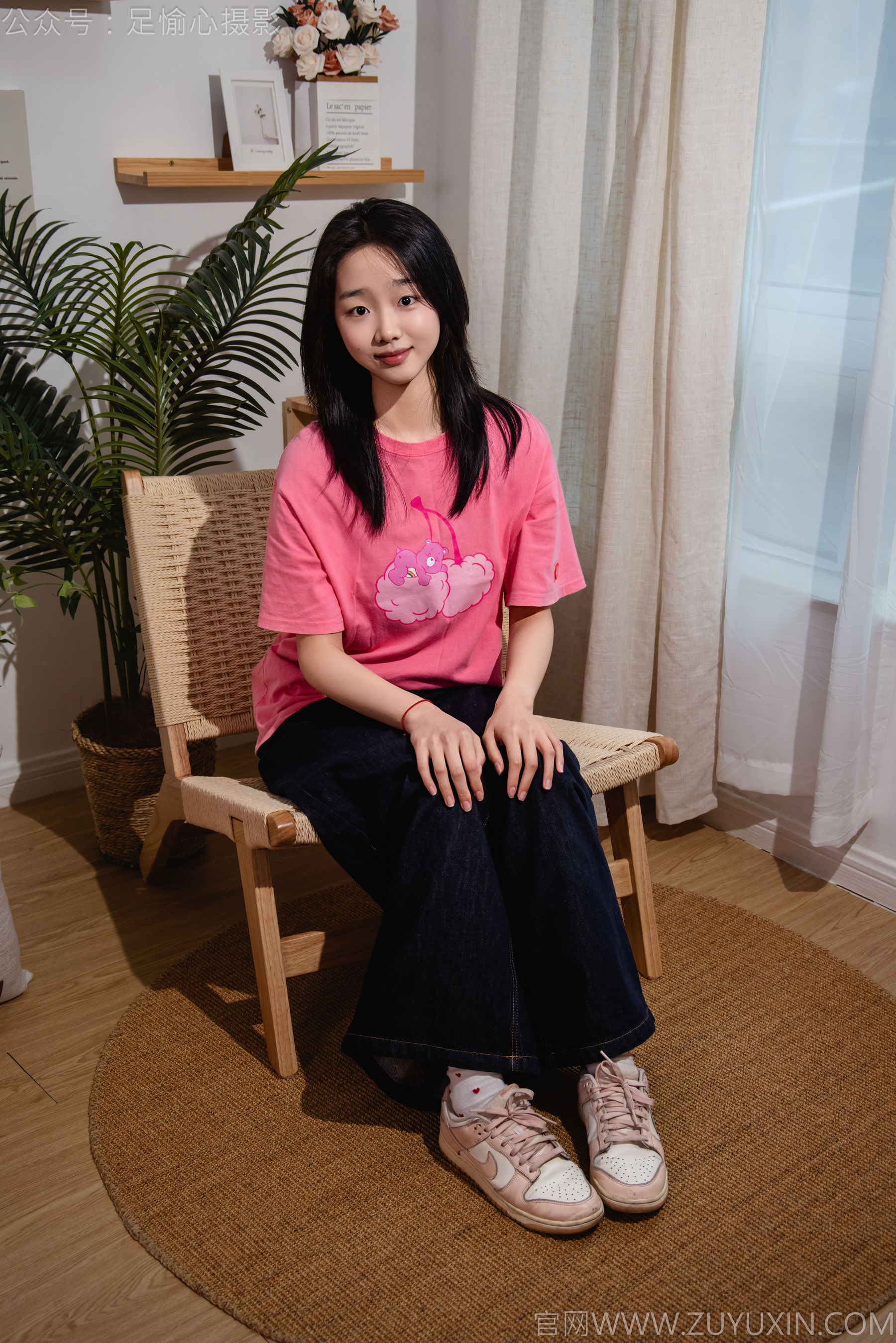 足愉心 No.018 奶芙 （搭配：粉色T恤、牛仔长裤、运动鞋、白色棉袜、裸足）/(110P)