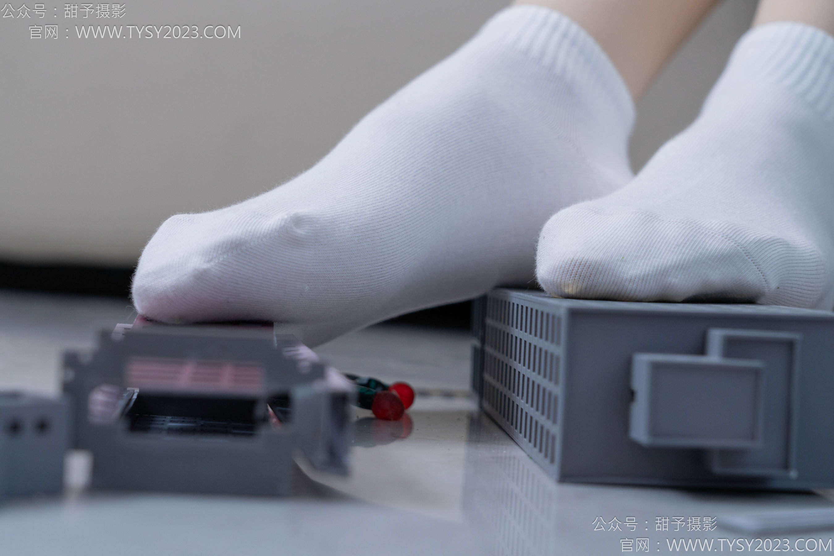 甜予摄影 No.182 珞珞 - 板鞋、白棉袜、厚肉丝、小人国剧情/(134P)