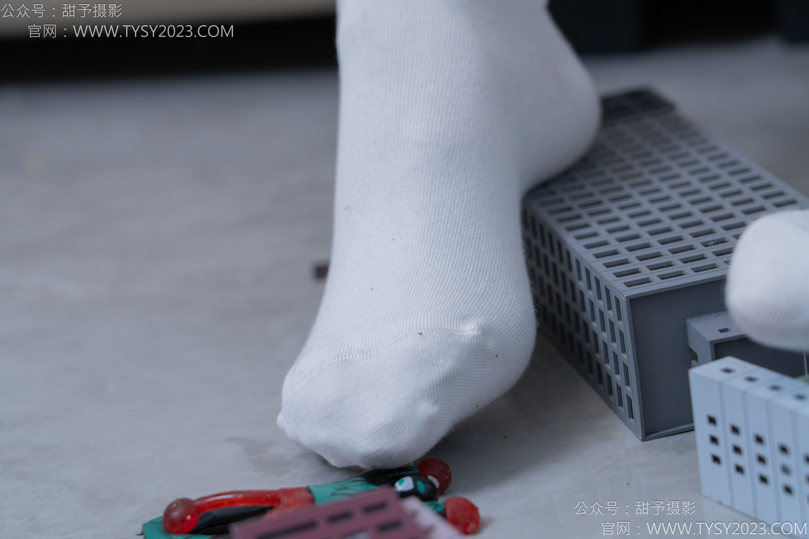 甜予摄影 No.182 珞珞 - 板鞋、白棉袜、厚肉丝、小人国剧情/(134P)