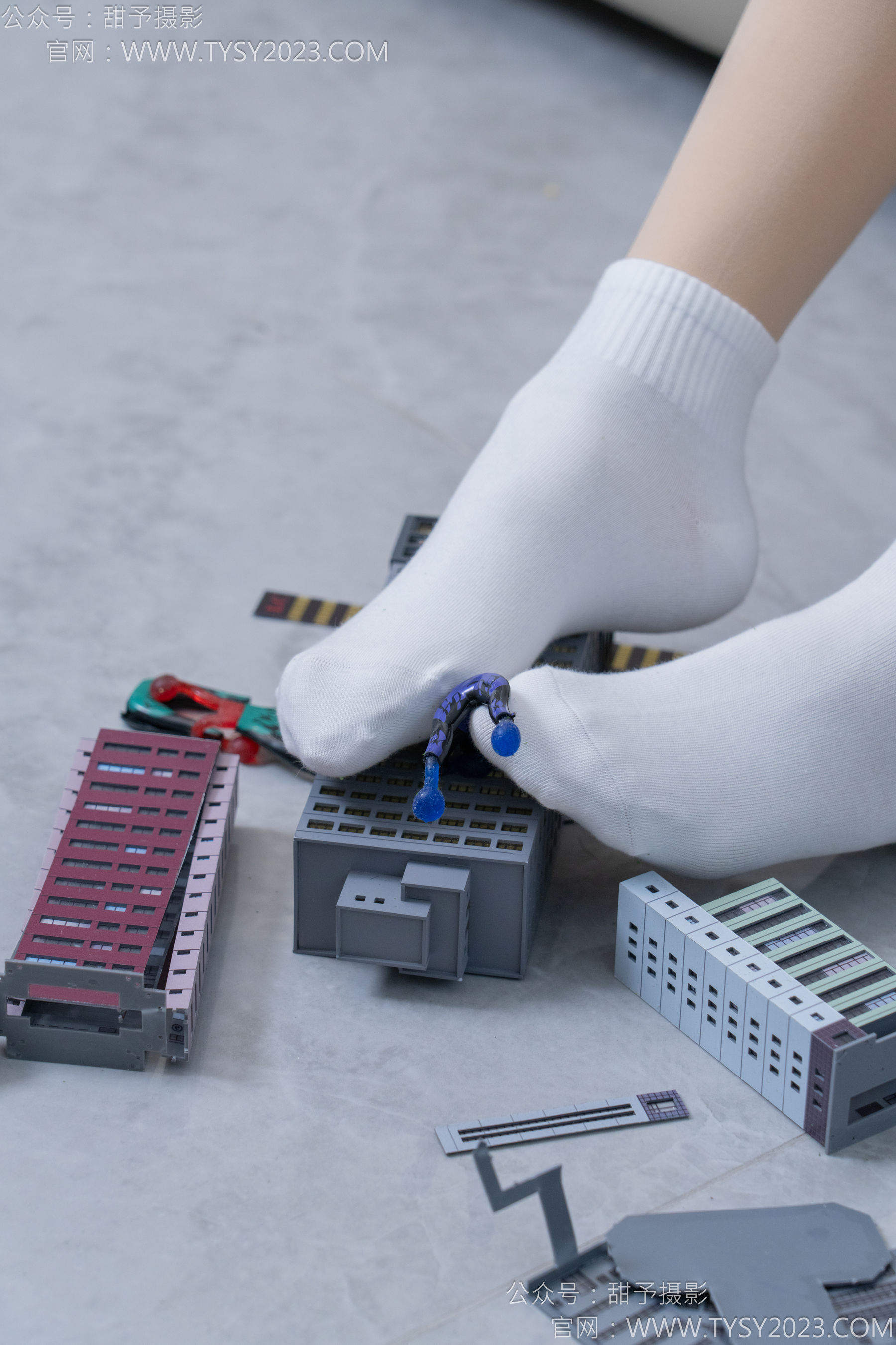 甜予摄影 No.182 珞珞 - 板鞋、白棉袜、厚肉丝、小人国剧情/(134P)