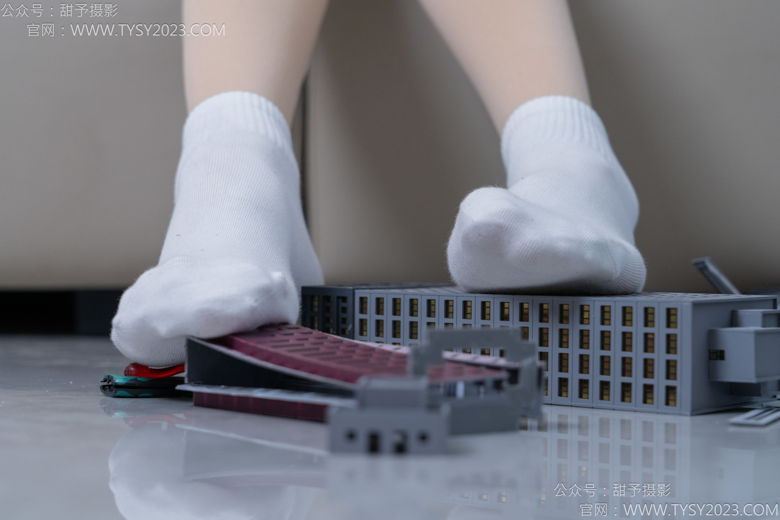 甜予摄影 No.182 珞珞 - 板鞋、白棉袜、厚肉丝、小人国剧情/(134P)