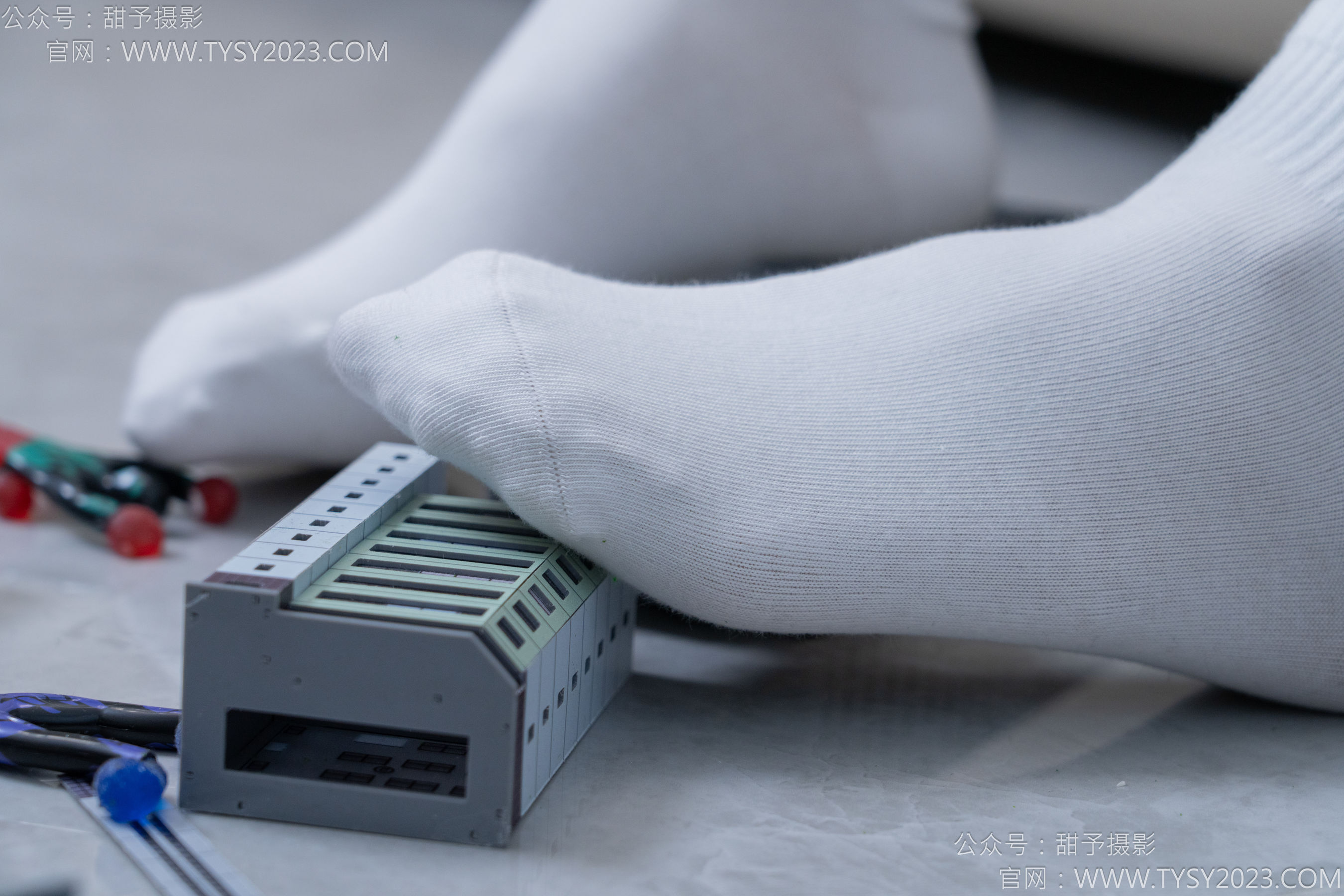 甜予摄影 No.182 珞珞 - 板鞋、白棉袜、厚肉丝、小人国剧情/(134P)