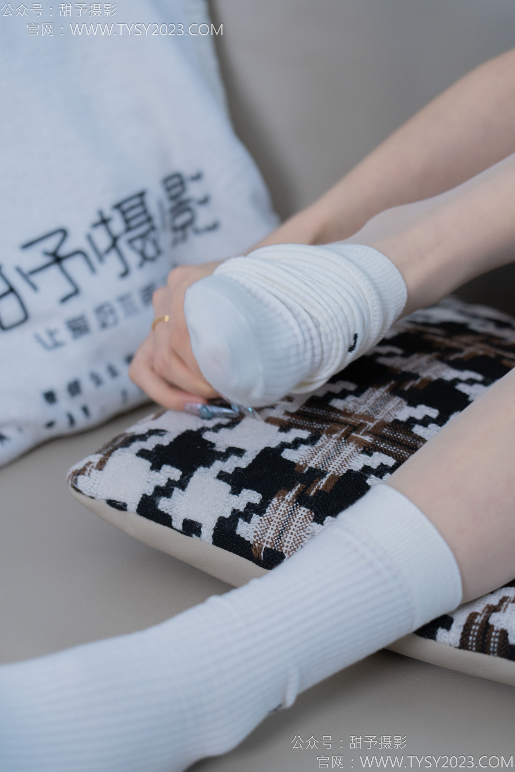 甜予摄影 No.152 咻咻 - 板鞋、白棉袜、薄肉丝/(130P)