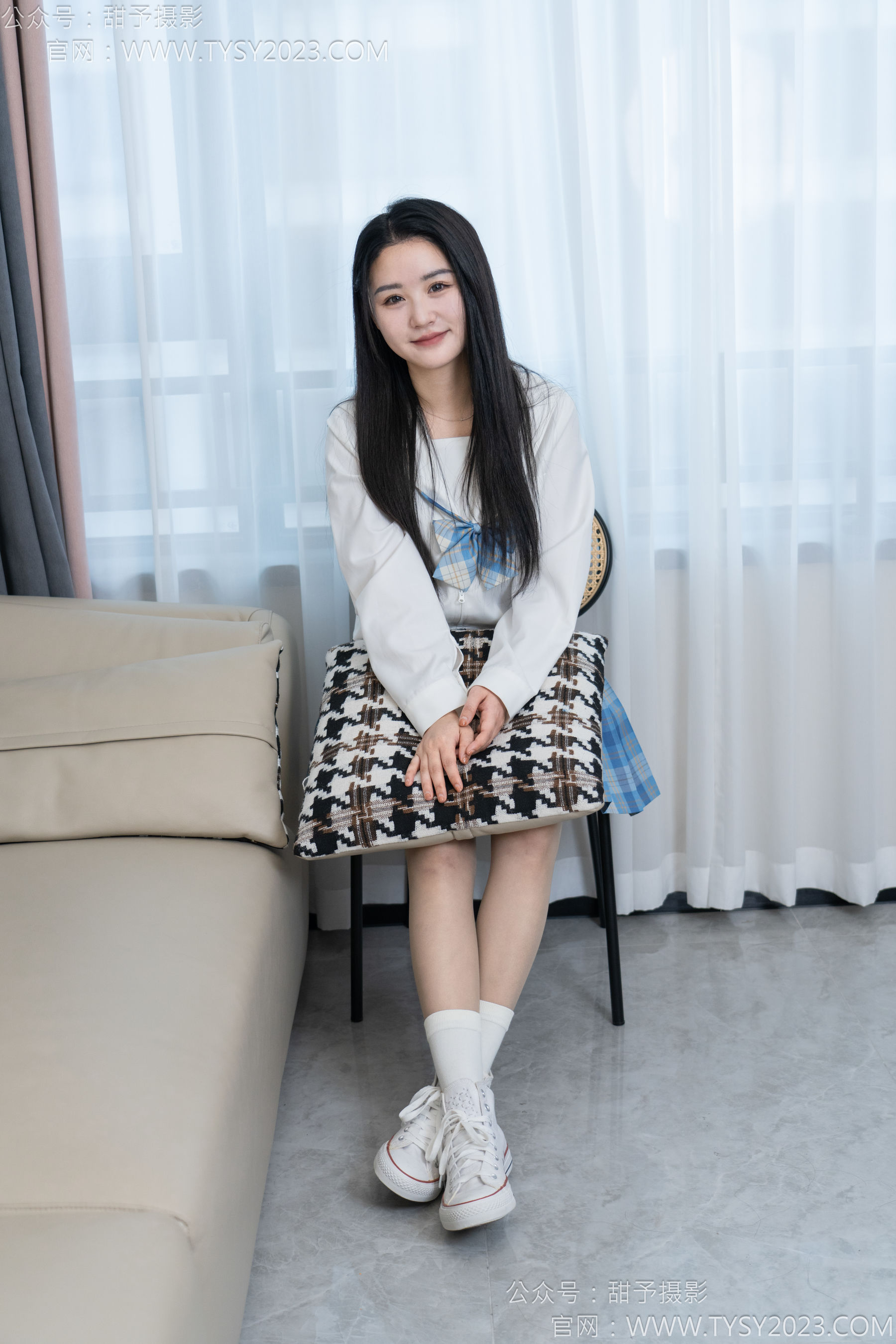 甜予摄影 No.154 澜澜 - 帆布鞋、白棉袜、薄灰丝、跺脚抖腿剧情/(129P)