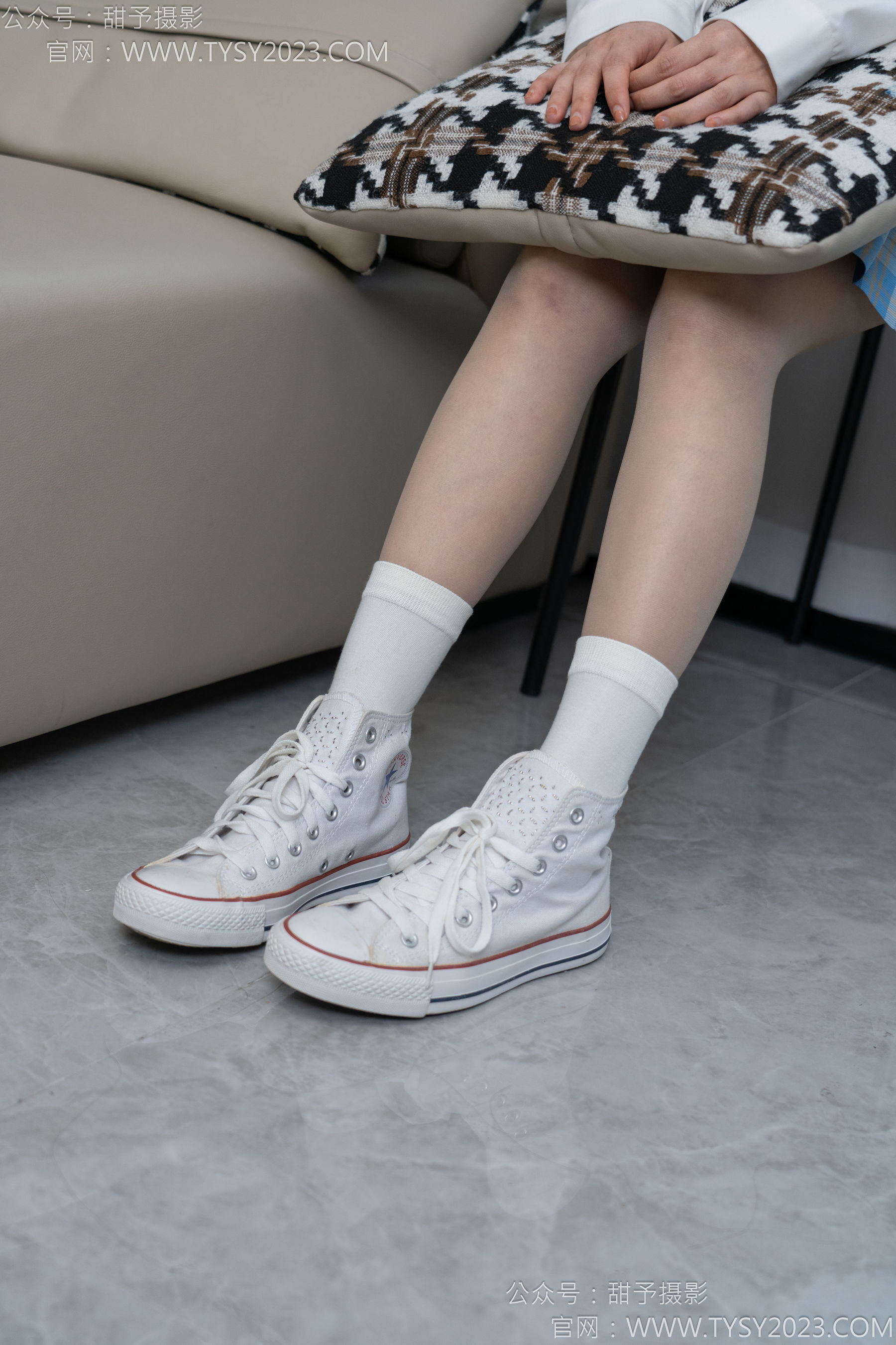 甜予摄影 No.154 澜澜 - 帆布鞋、白棉袜、薄灰丝、跺脚抖腿剧情/(129P)