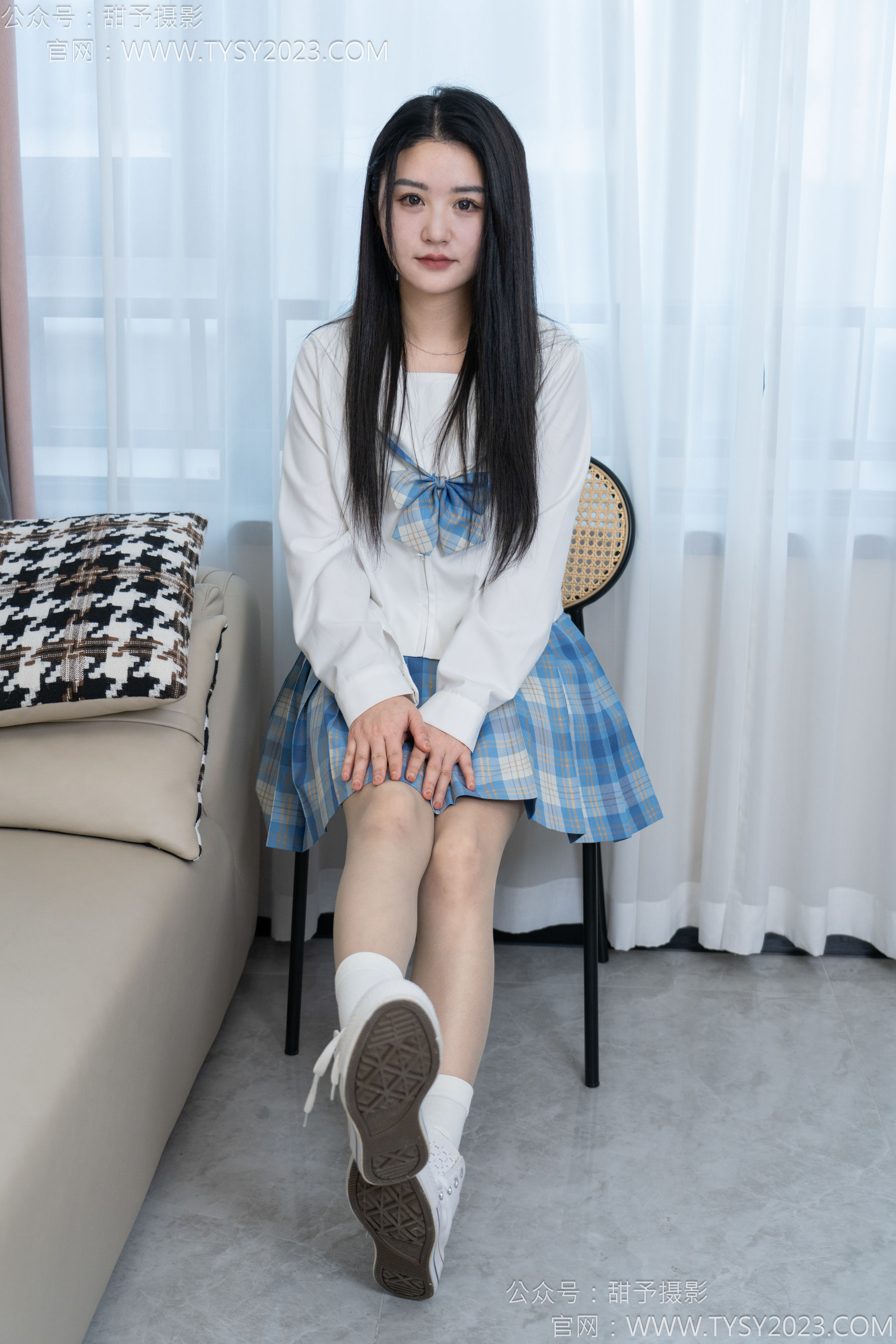 甜予摄影 No.154 澜澜 - 帆布鞋、白棉袜、薄灰丝、跺脚抖腿剧情/(129P)