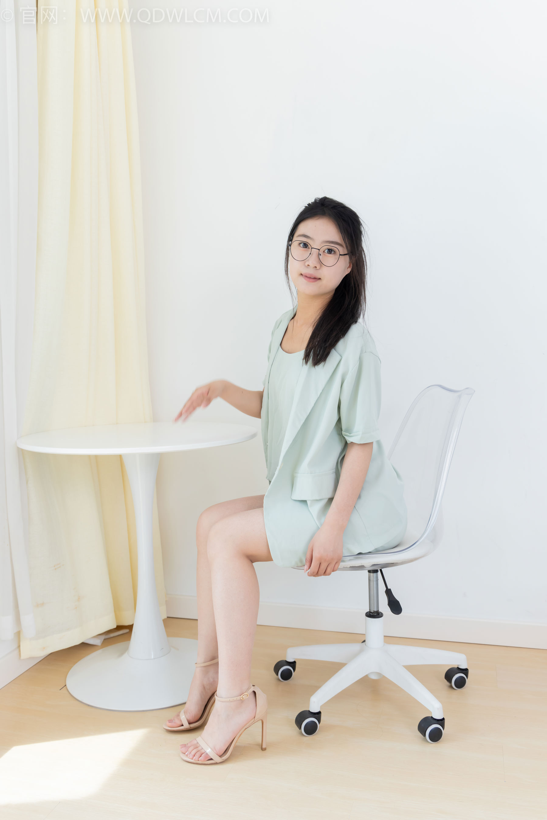 物恋传媒 No.2384 芋头 - 三双高跟鞋、薄肉丝、裸足/(140P)