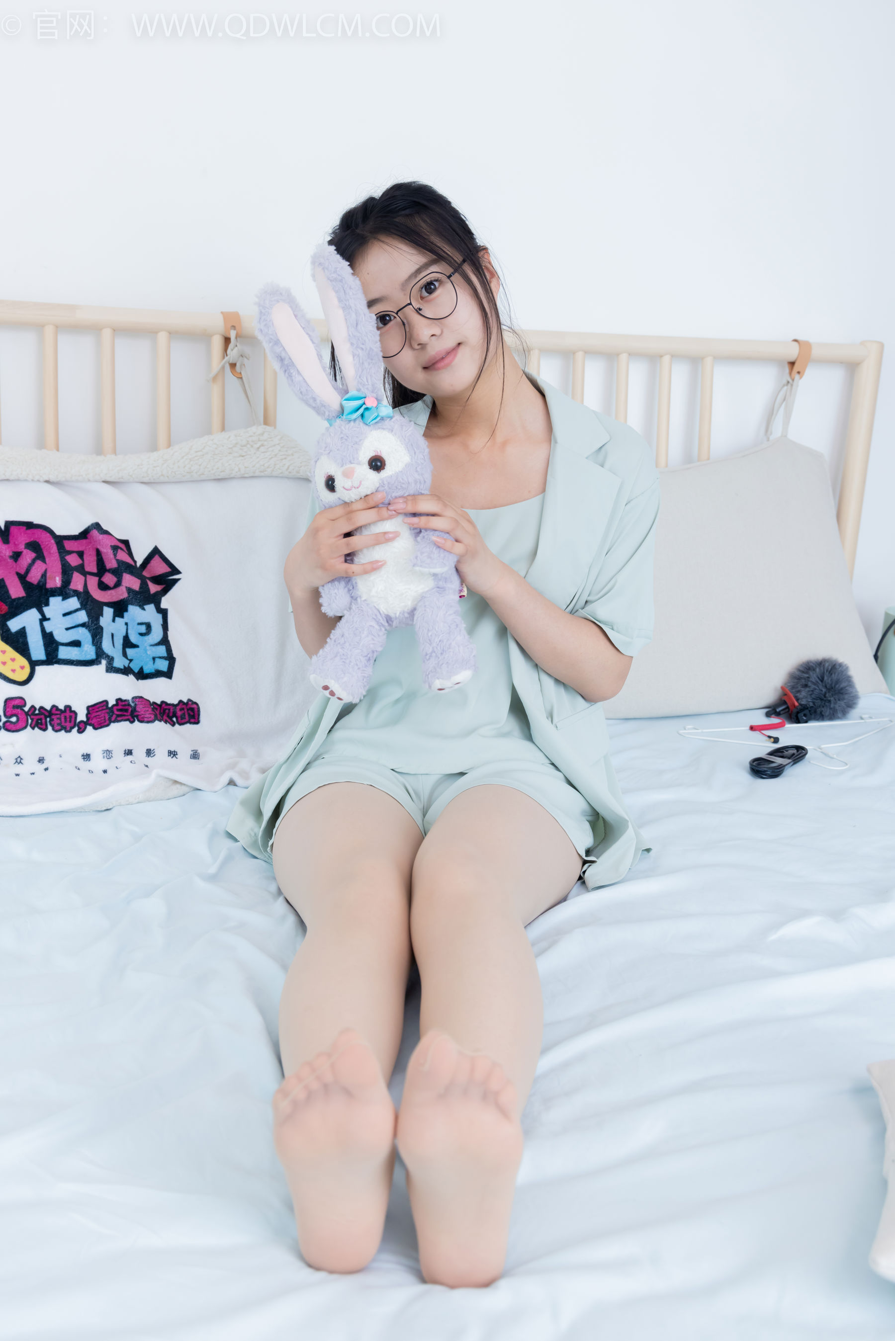 物恋传媒 No.2384 芋头 - 三双高跟鞋、薄肉丝、裸足/(140P)