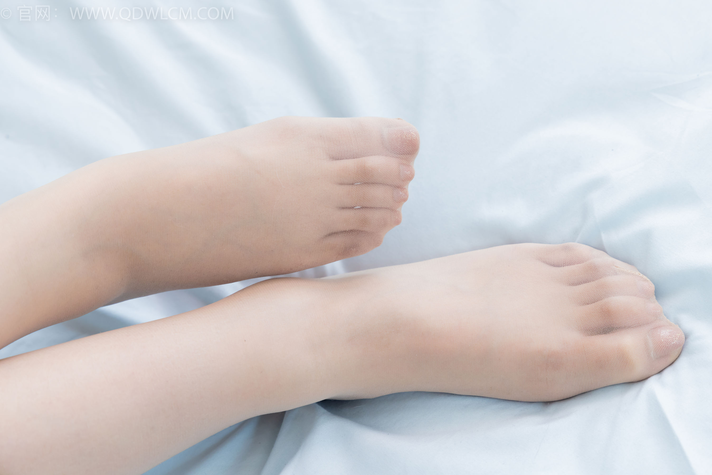 物恋传媒 No.2384 芋头 - 三双高跟鞋、薄肉丝、裸足/(140P)