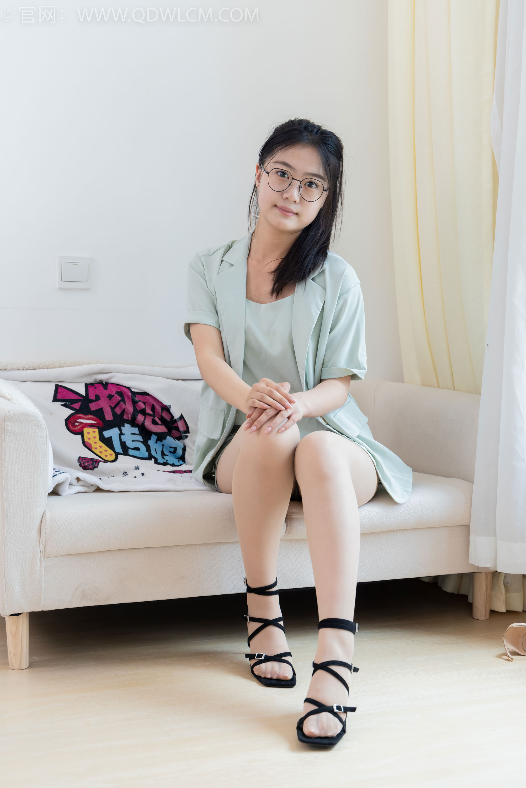 物恋传媒 No.2384 芋头 - 三双高跟鞋、薄肉丝、裸足/(140P)