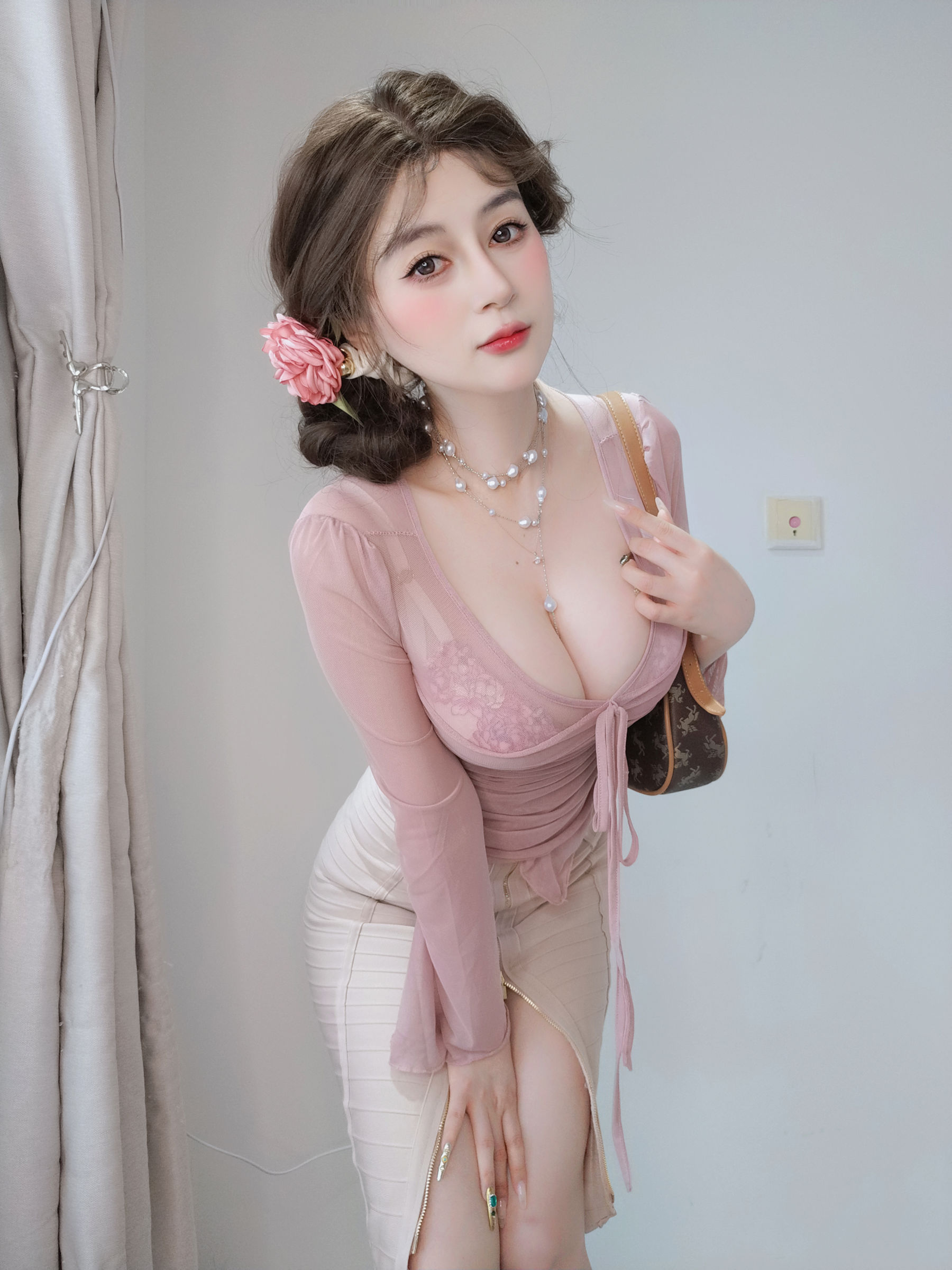 Coser小姐姐 白银 [fantia] 2024-11-24 ピンクの隣人/(59P)