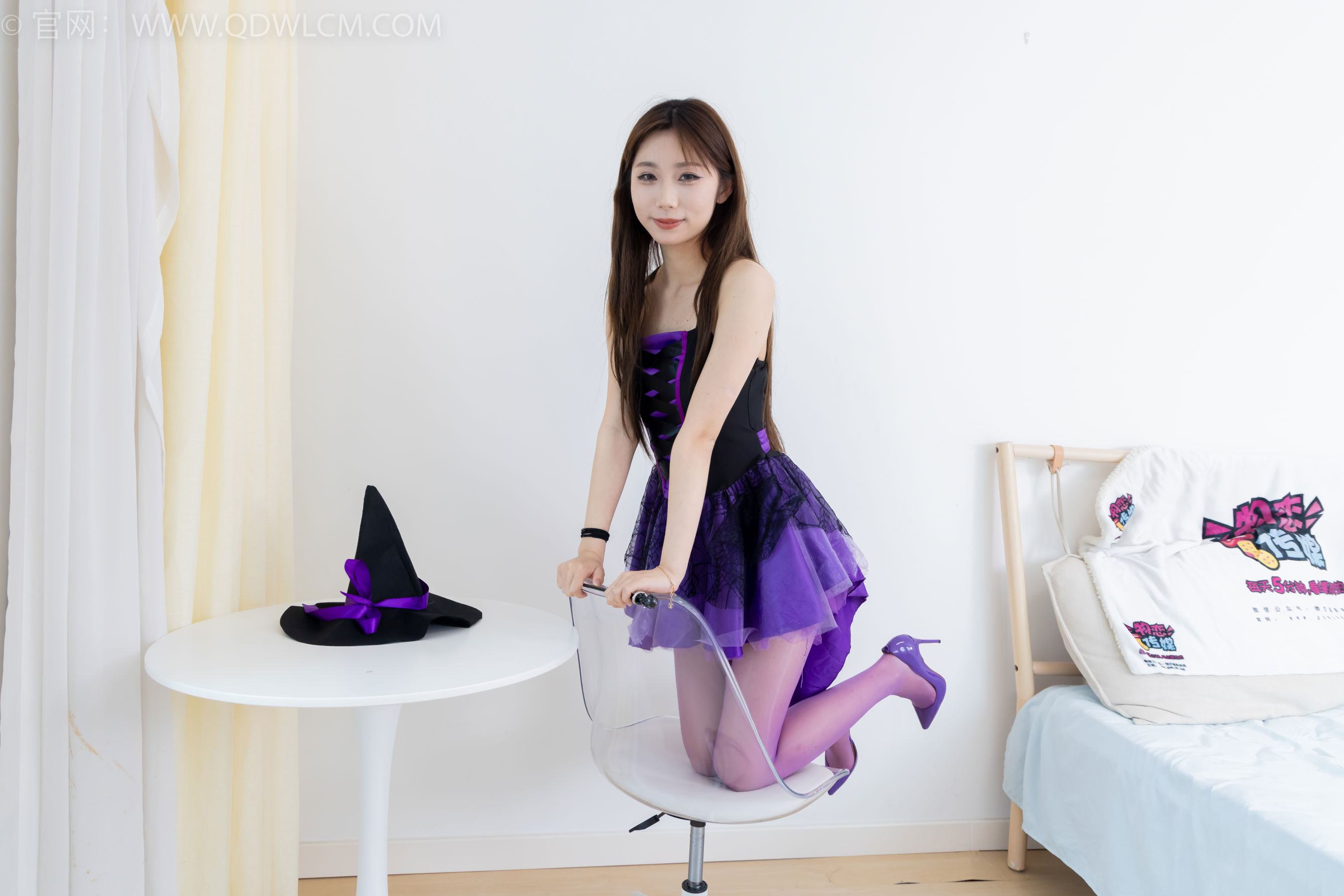 物恋传媒 No.2383 泡泡 - 高跟鞋、油亮薄紫丝、脚玩魔法棒剧情/(150P)