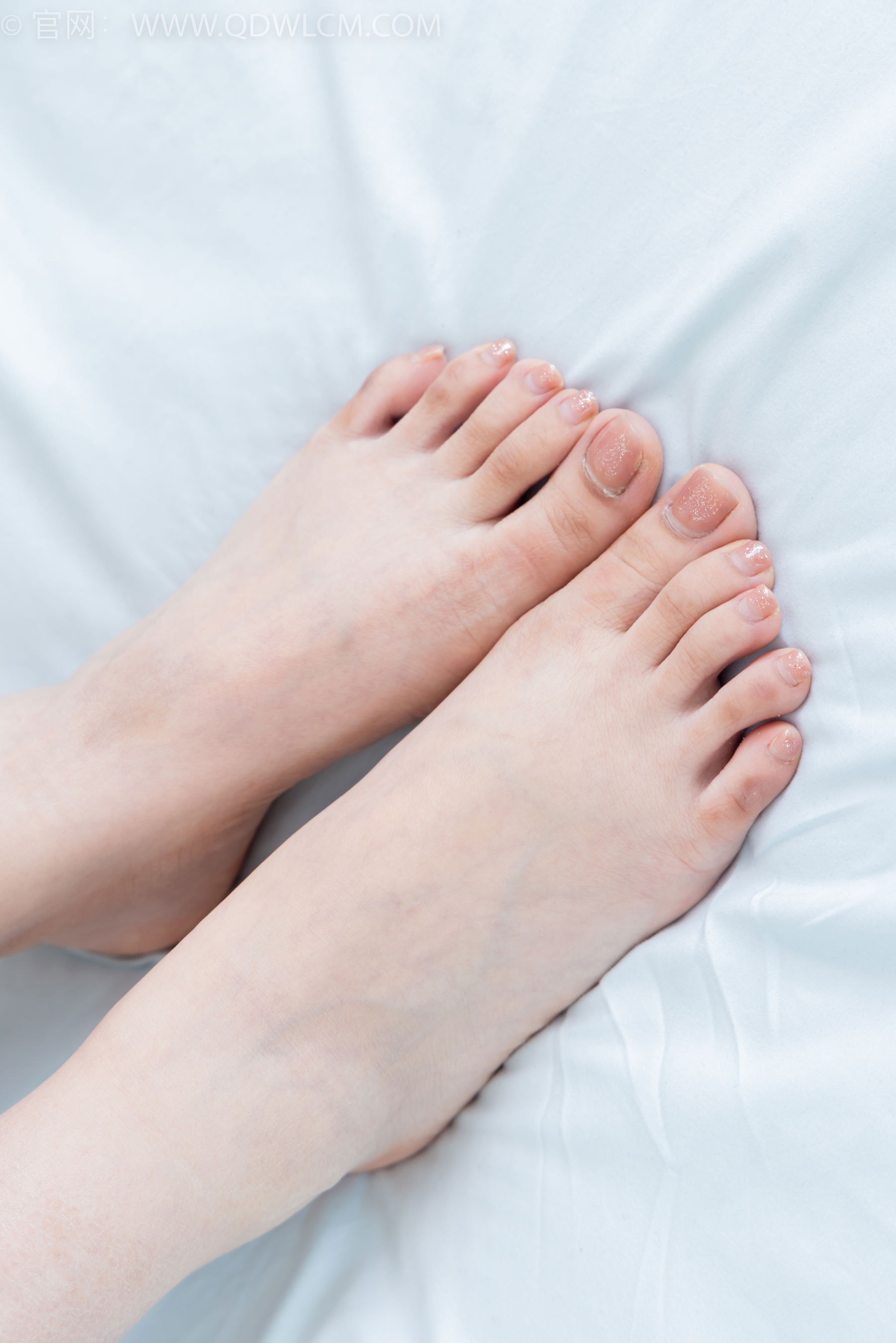 物恋传媒 No.2384 芋头 - 三双高跟鞋、薄肉丝、裸足/(140P)