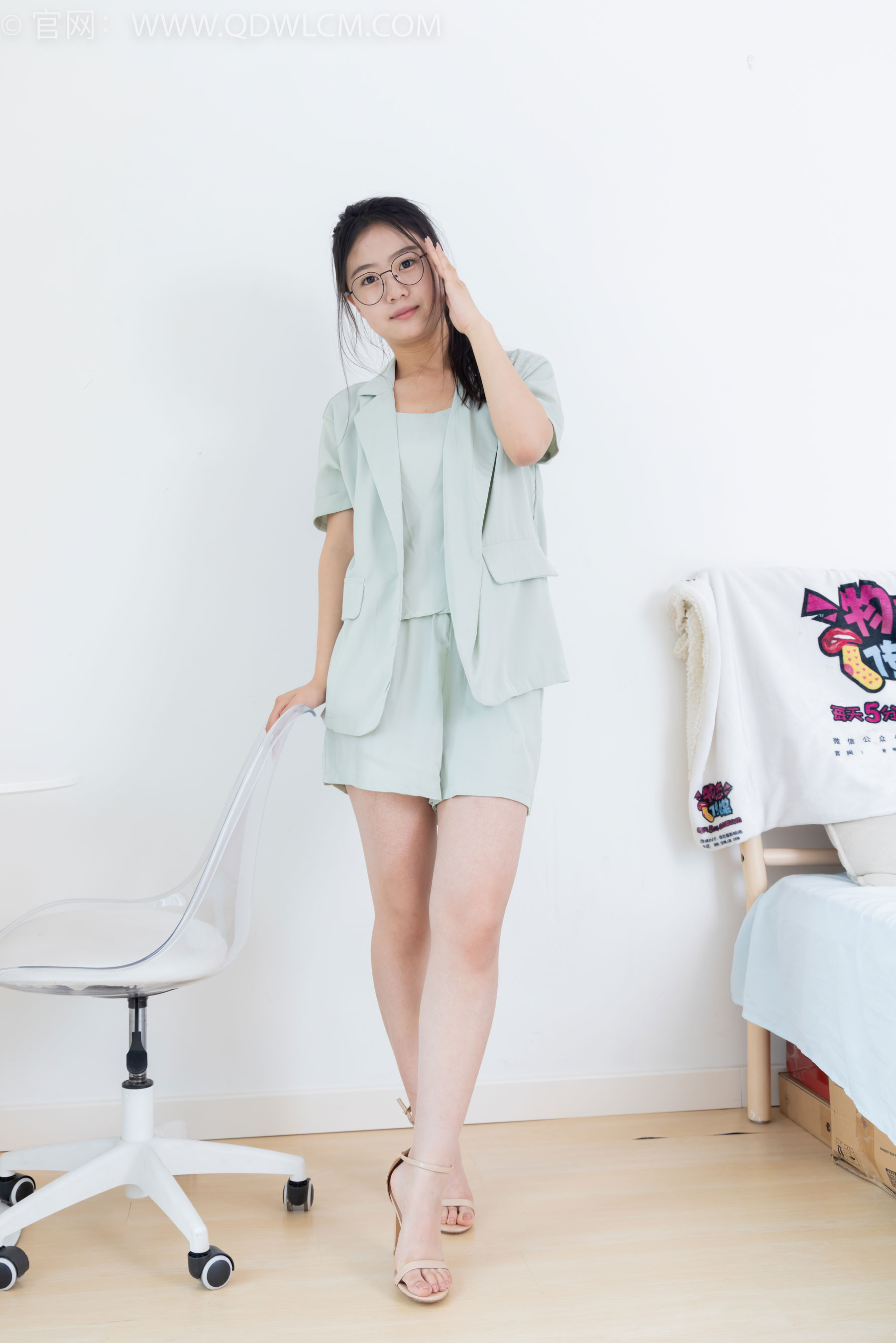 物恋传媒 No.2384 芋头 - 三双高跟鞋、薄肉丝、裸足/(140P)