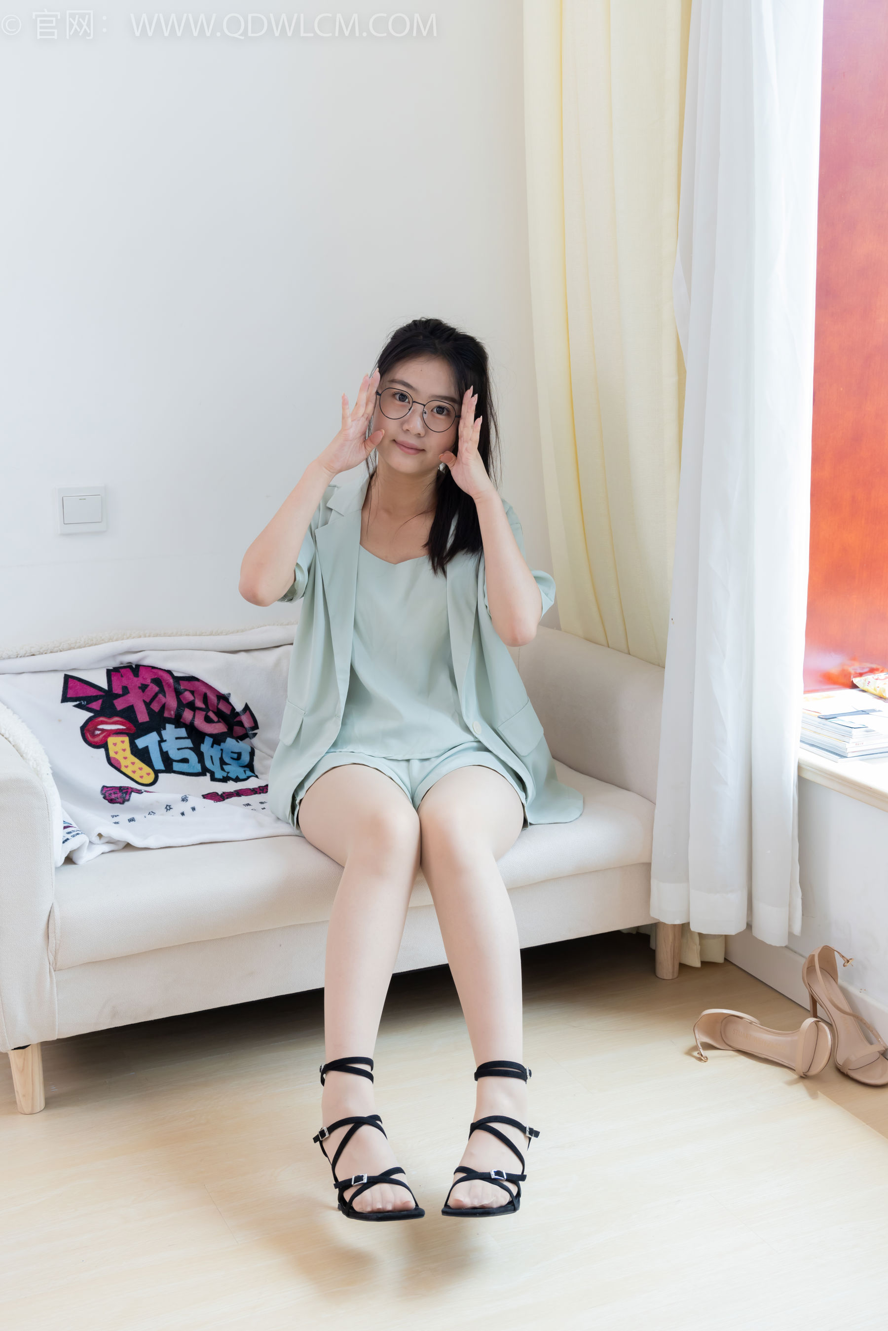 物恋传媒 No.2384 芋头 - 三双高跟鞋、薄肉丝、裸足/(140P)