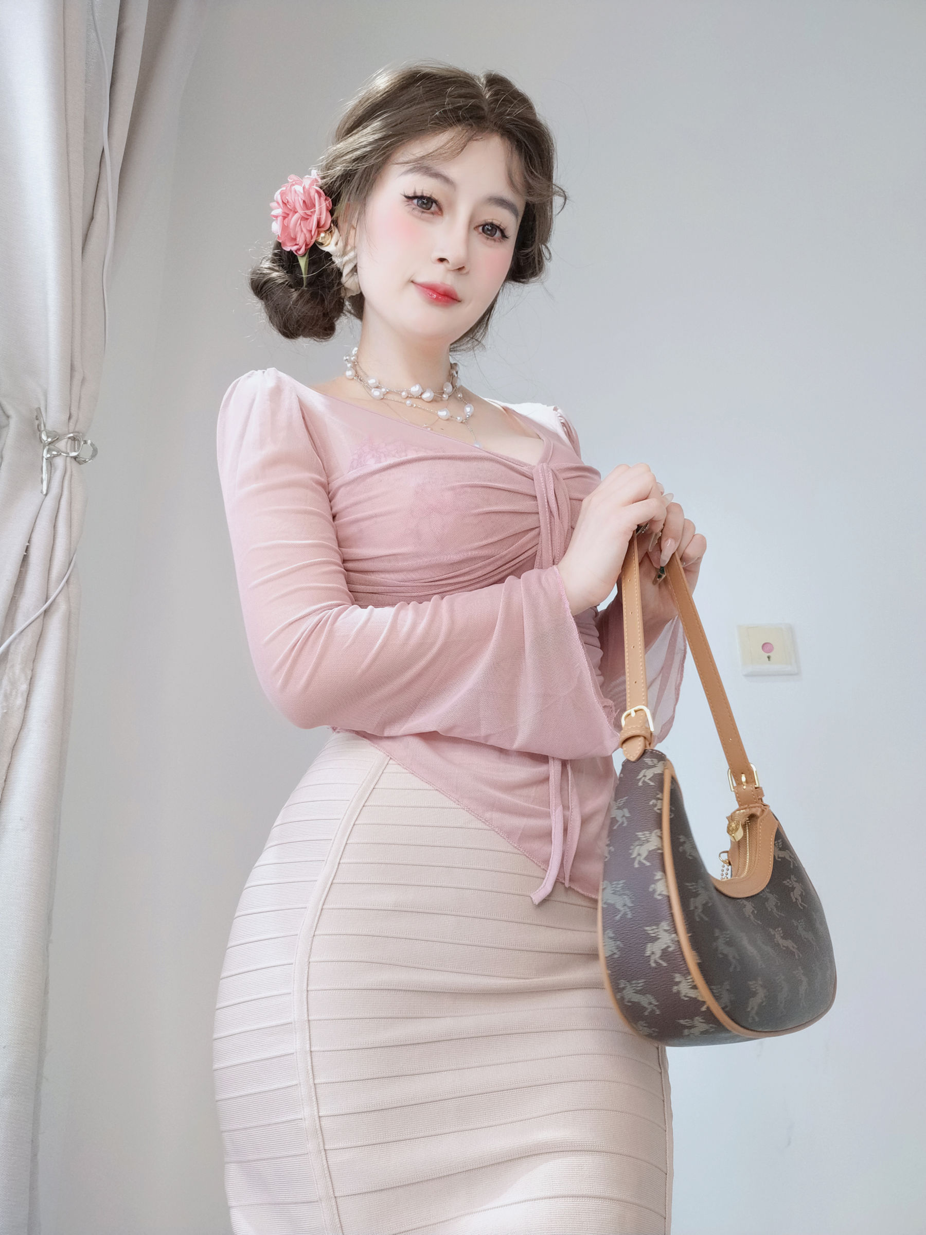 Coser小姐姐 白银 [fantia] 2024-11-24 ピンクの隣人/(59P)