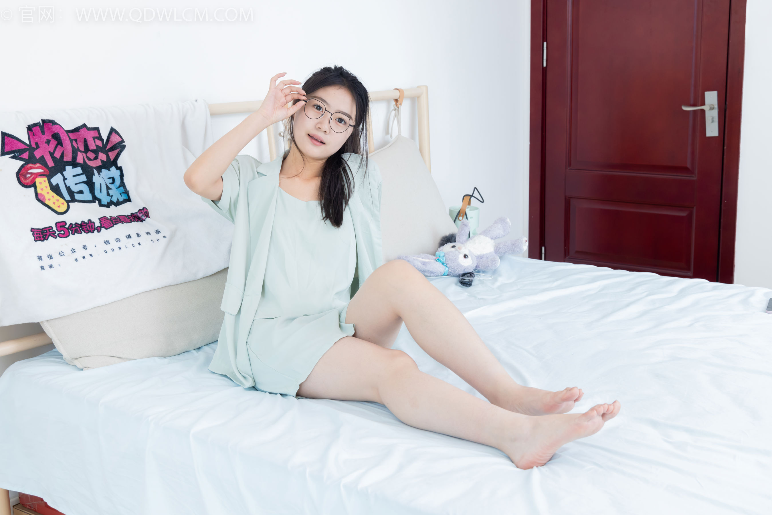 物恋传媒 No.2384 芋头 - 三双高跟鞋、薄肉丝、裸足/(140P)