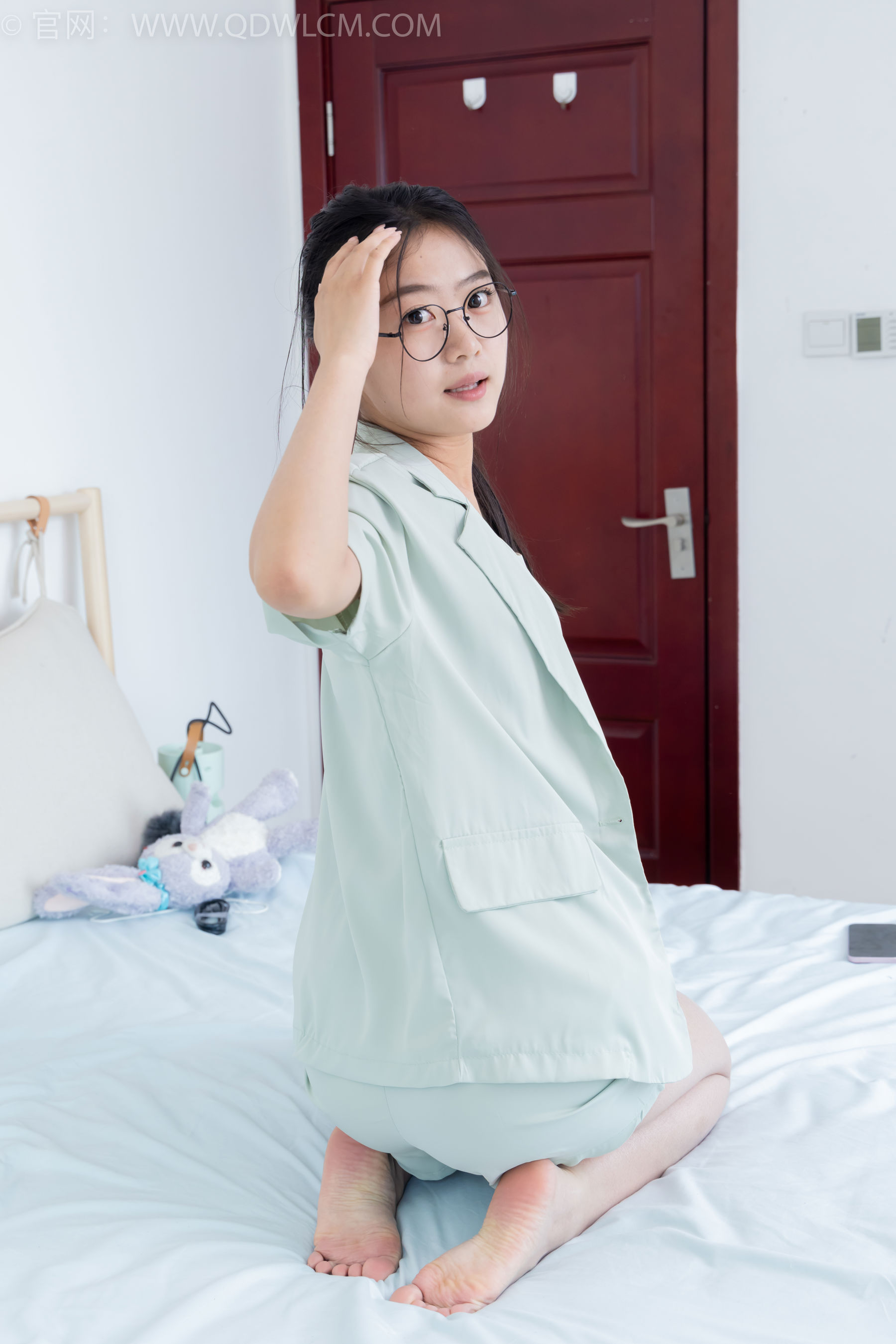 物恋传媒 No.2384 芋头 - 三双高跟鞋、薄肉丝、裸足/(140P)