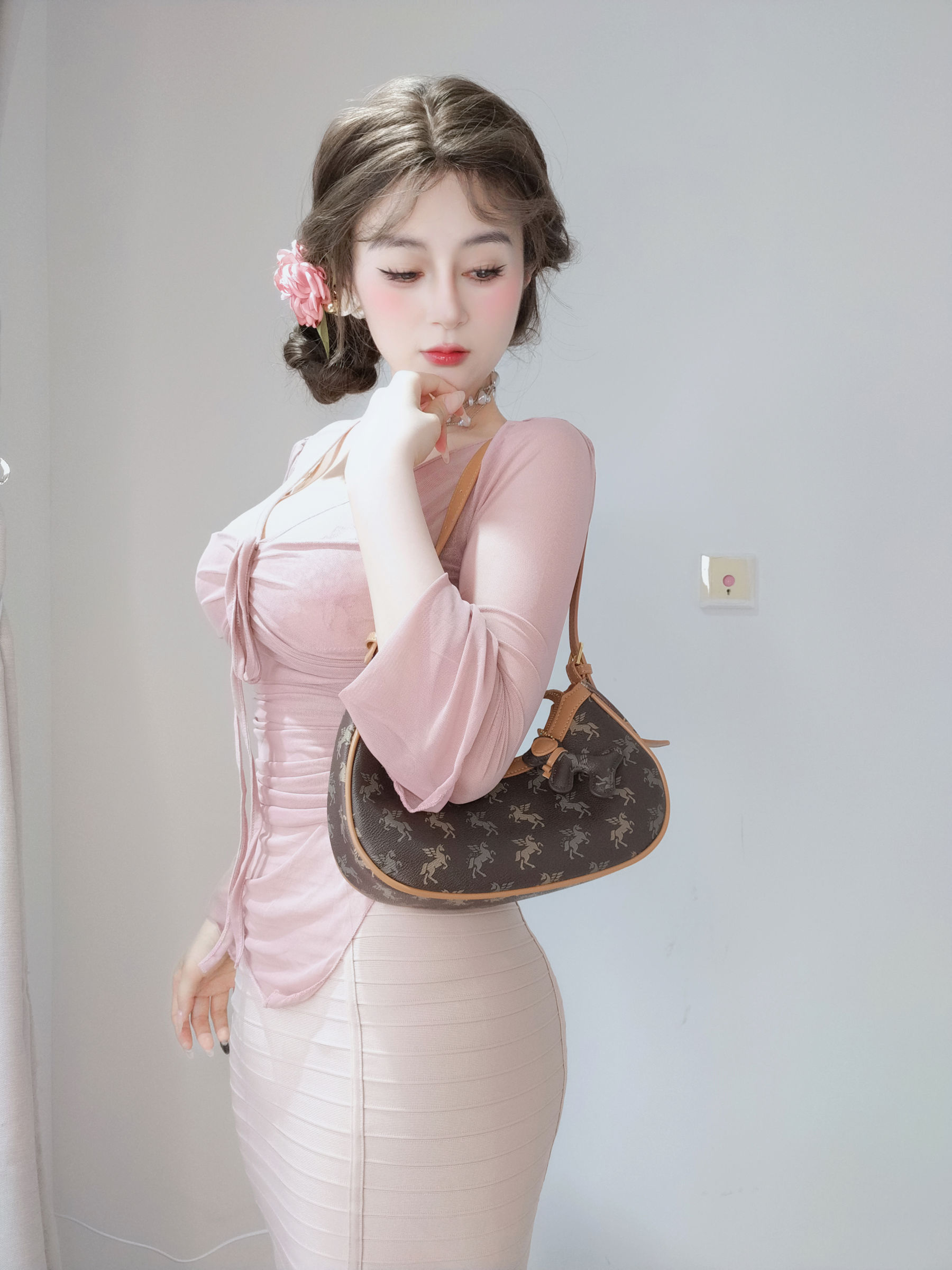 Coser小姐姐 白银 [fantia] 2024-11-24 ピンクの隣人/(59P)