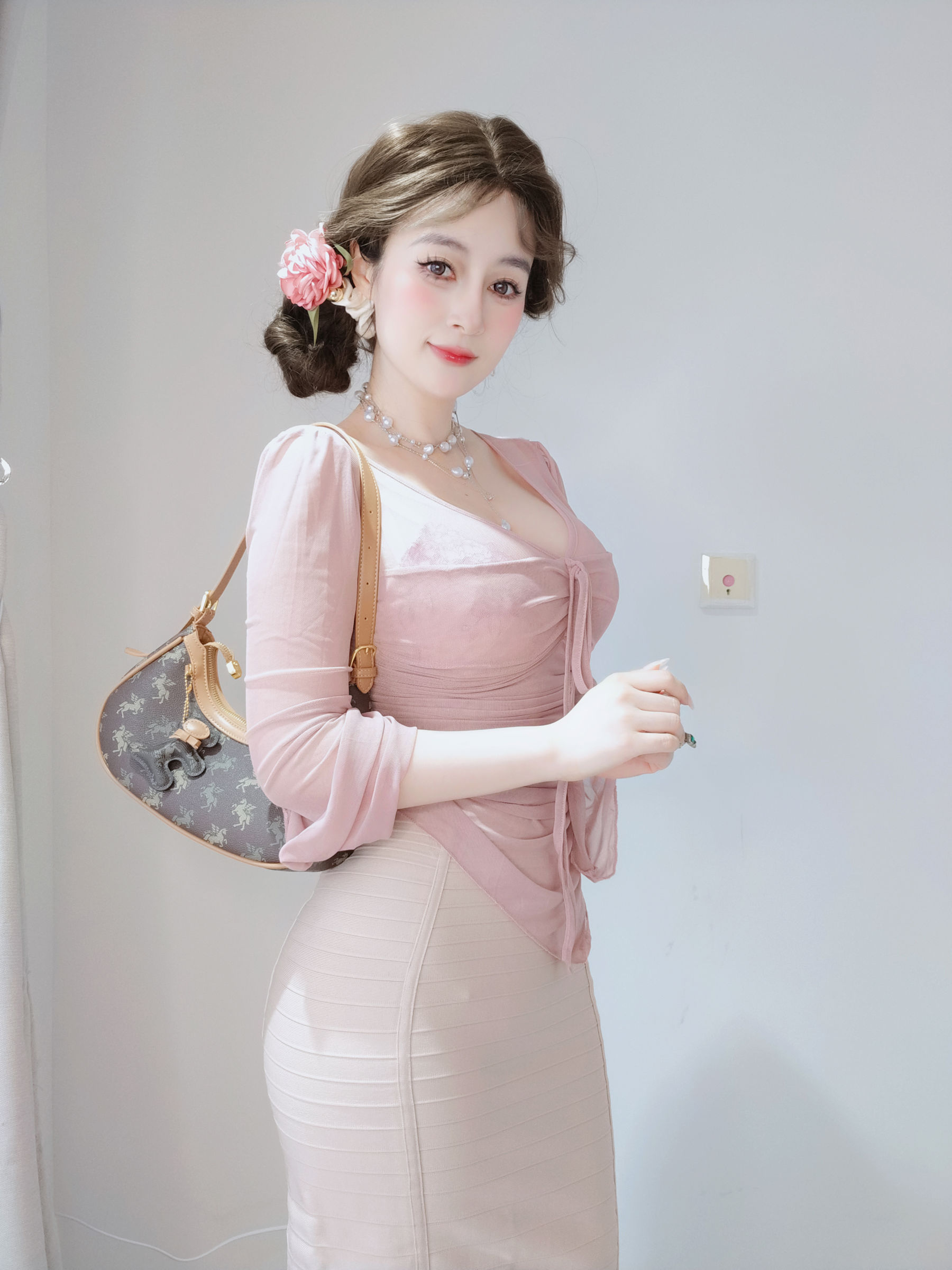 Coser小姐姐 白银 [fantia] 2024-11-24 ピンクの隣人/(59P)