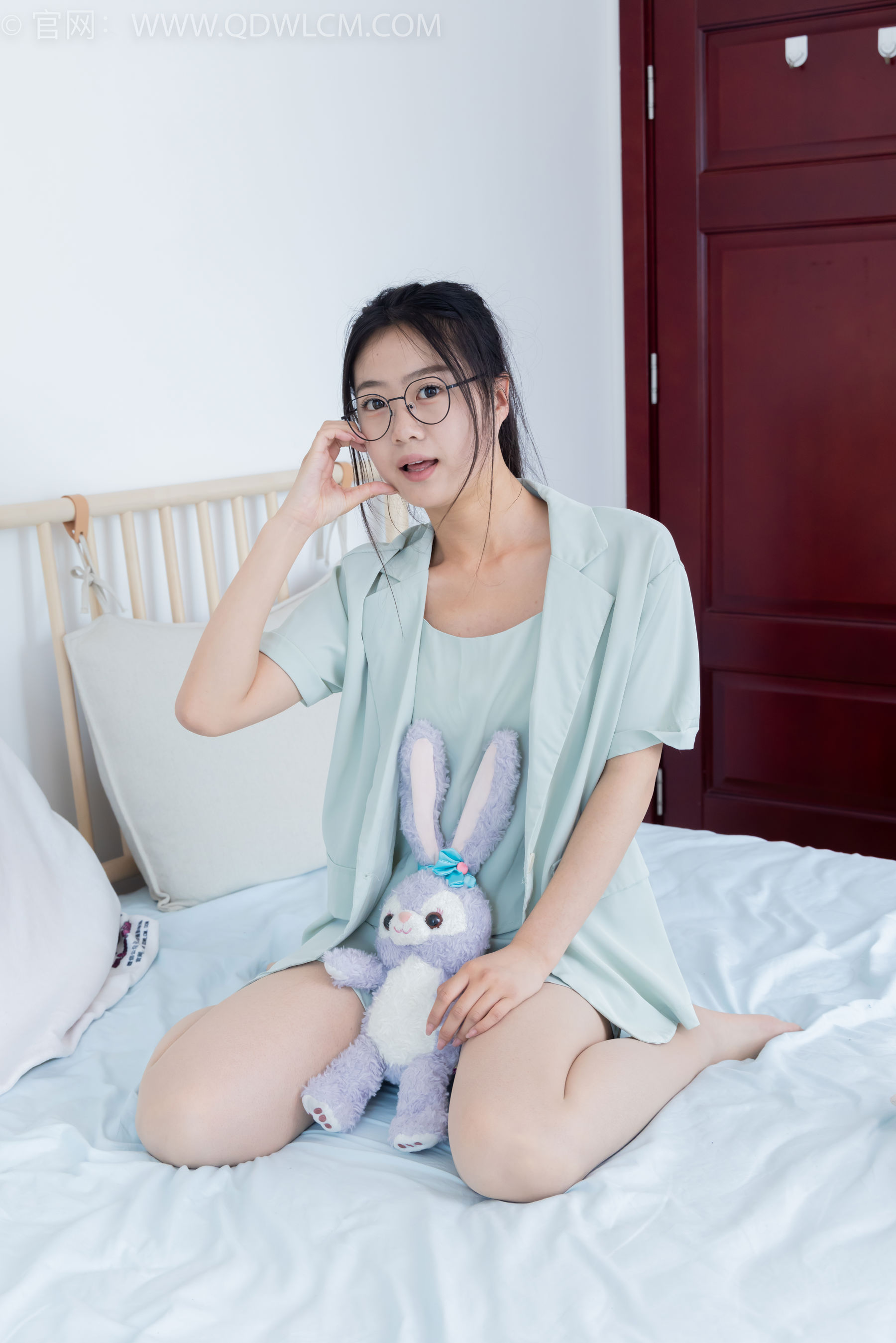 物恋传媒 No.2384 芋头 - 三双高跟鞋、薄肉丝、裸足/(140P)