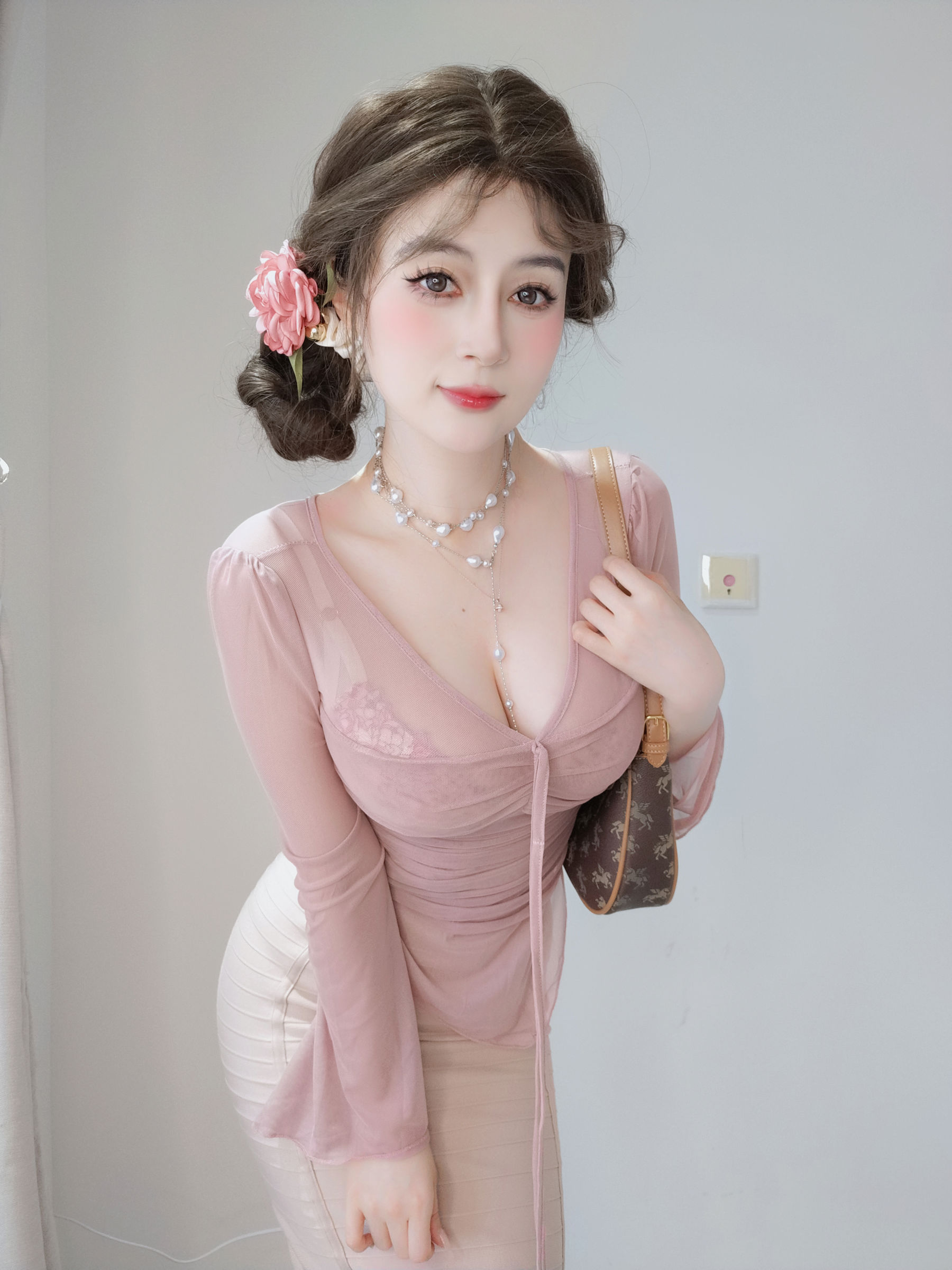 Coser小姐姐 白银 [fantia] 2024-11-24 ピンクの隣人/(59P)